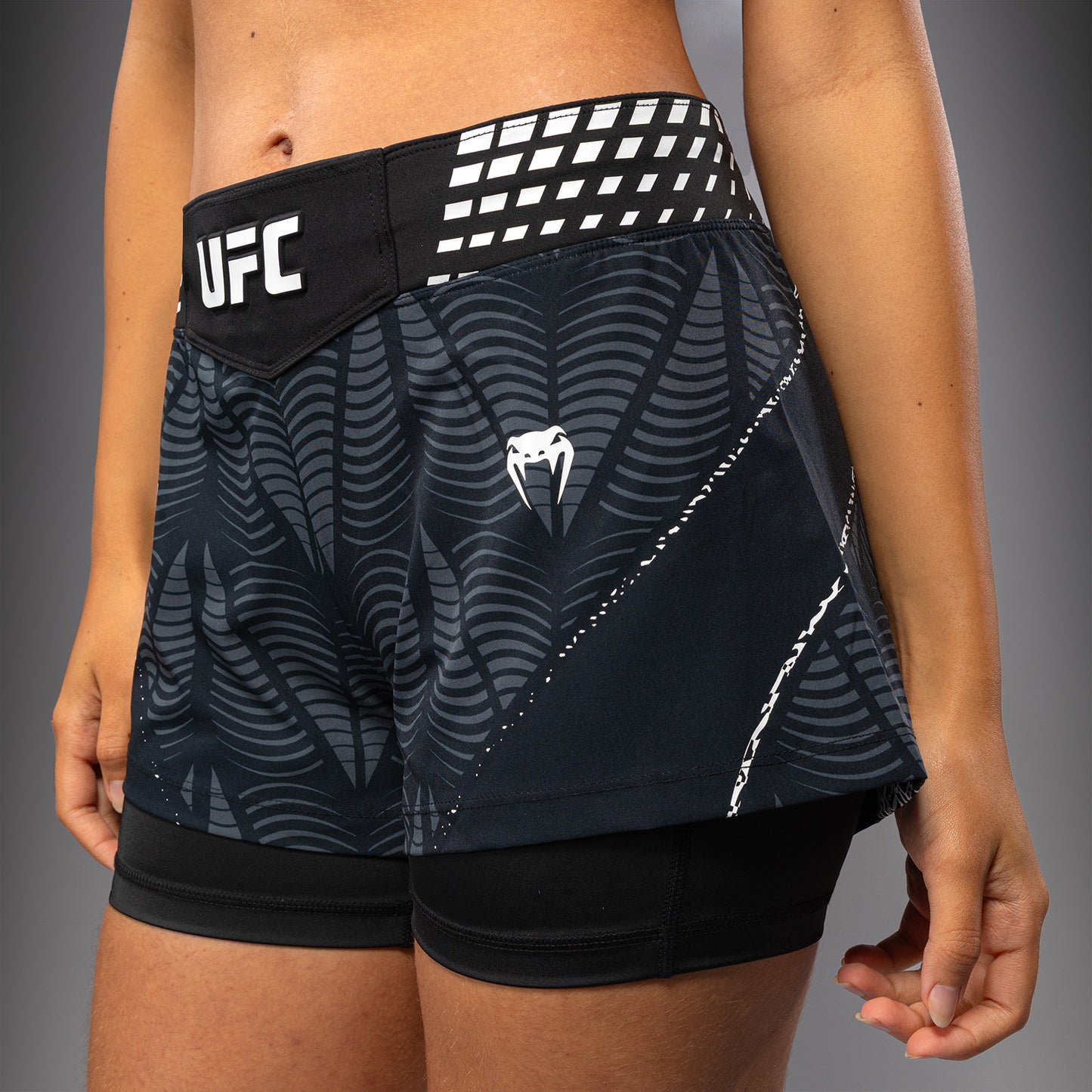 UFC Zenith by Venum Authentic Fight Night Short de pelea ajuste corto Mujer - Negro