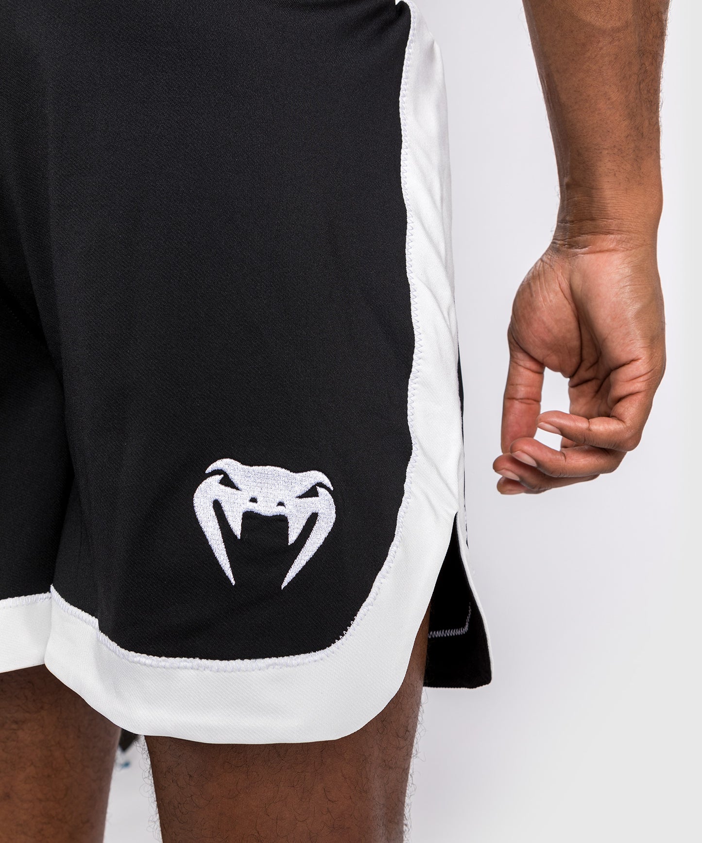Venum Classic Boxing Shorts - Negro/Blanco