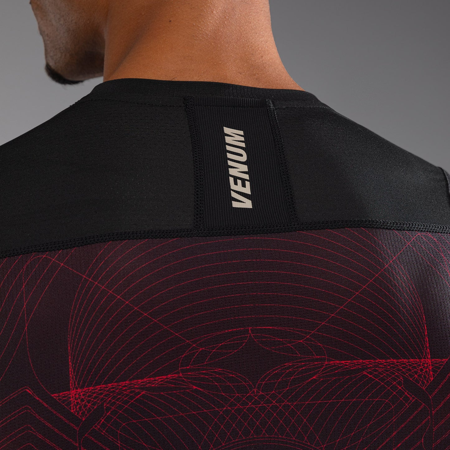 Venum G-Fit Air Rashguard de Manga Corta para Hombre - Negro Profundo/Rojo Fuego