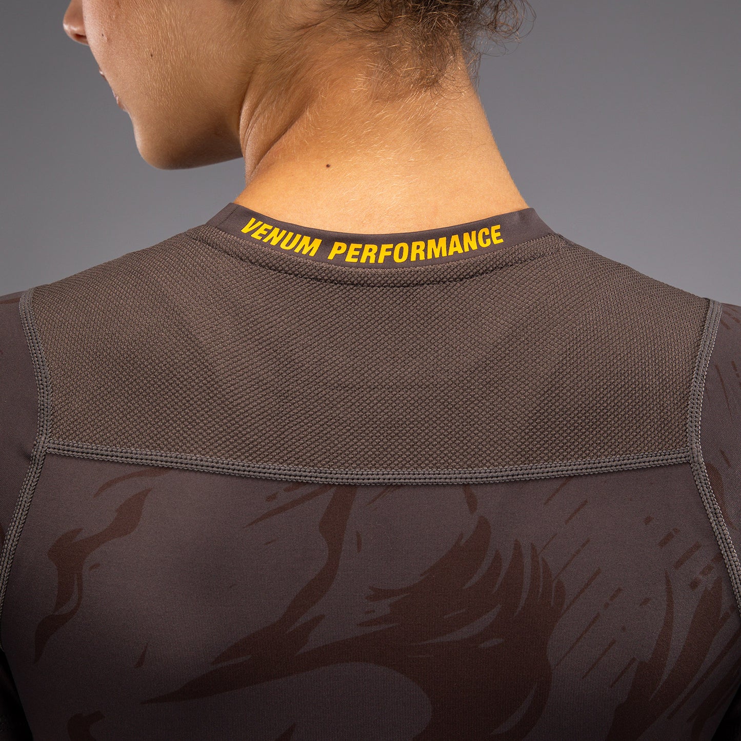 UFC Fusion by Venum Fight Week Rashguard de Manga Corta de Rendimiento para Mujer - Solid Marrón tierra