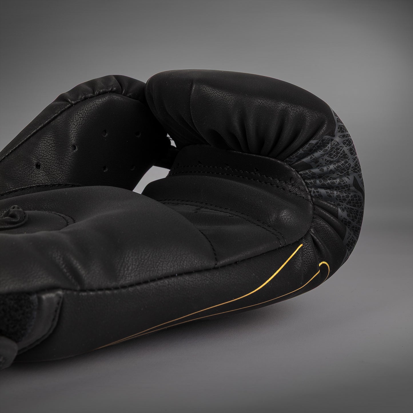 Venum Serpenti Guantes de Boxeo – Negro/Plateado/Dorado