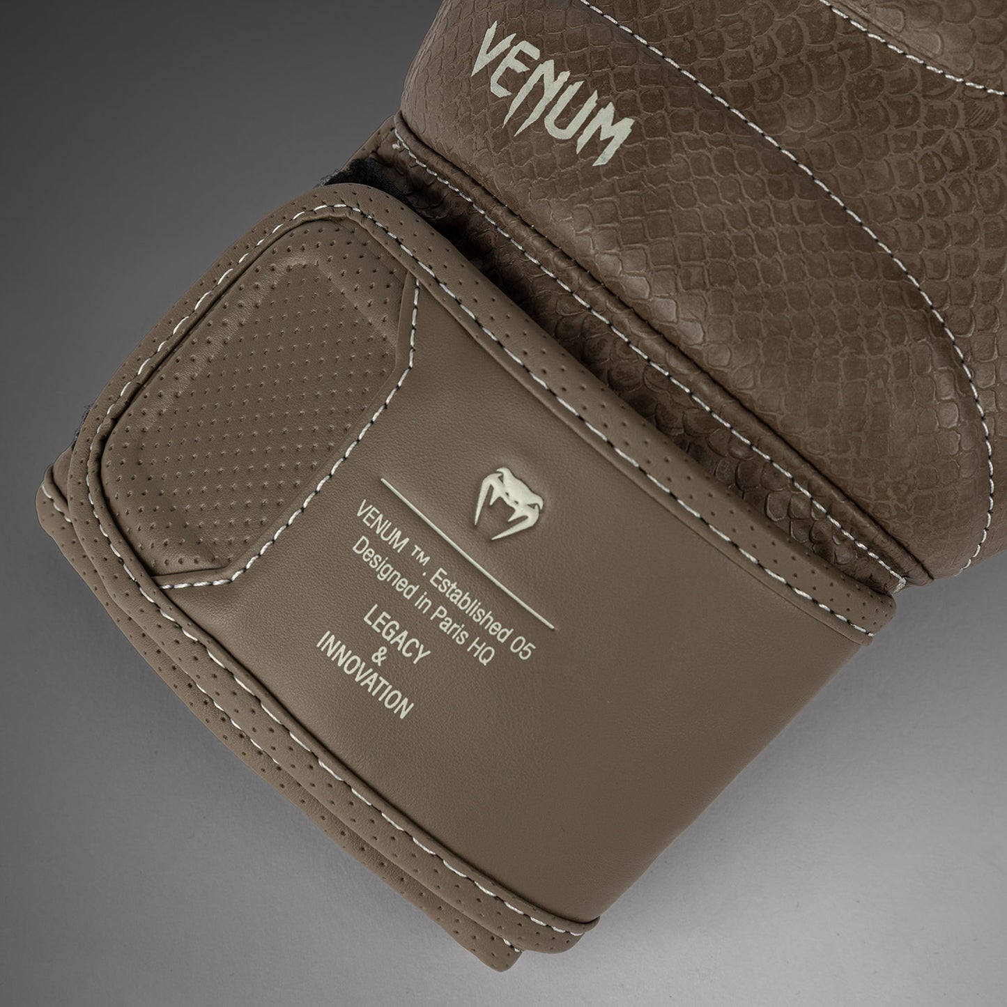 Venum Impact Evo Scales Guantes de Boxeo – Marrón