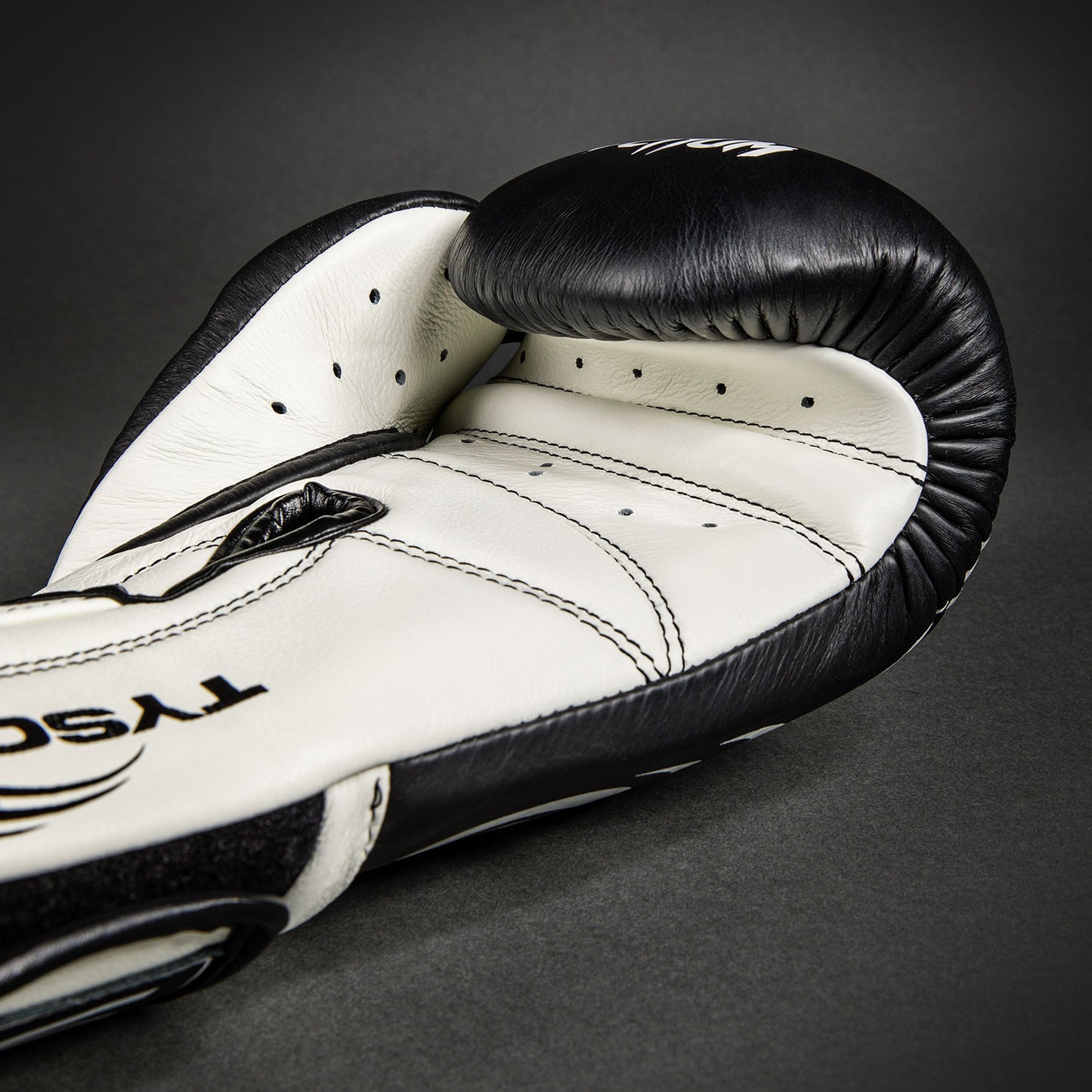 Venum Giant 2.0 Mike Tyson Pro Guantes de Boxeo - Negro Profundo/Blanco Óptico