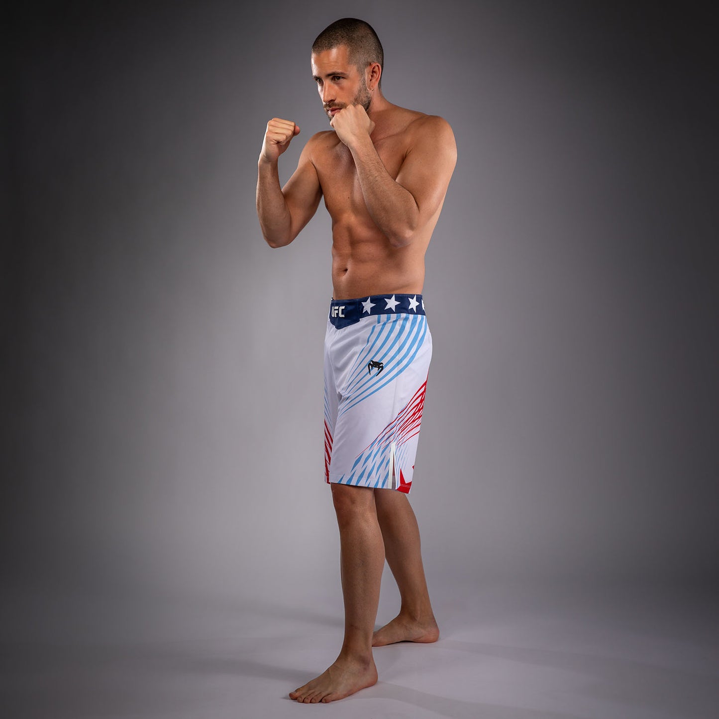 Official UFC Freedom 250 by Venum Authentic Fight Night Fight Shorts de ajuste largo para hombre - Blanco