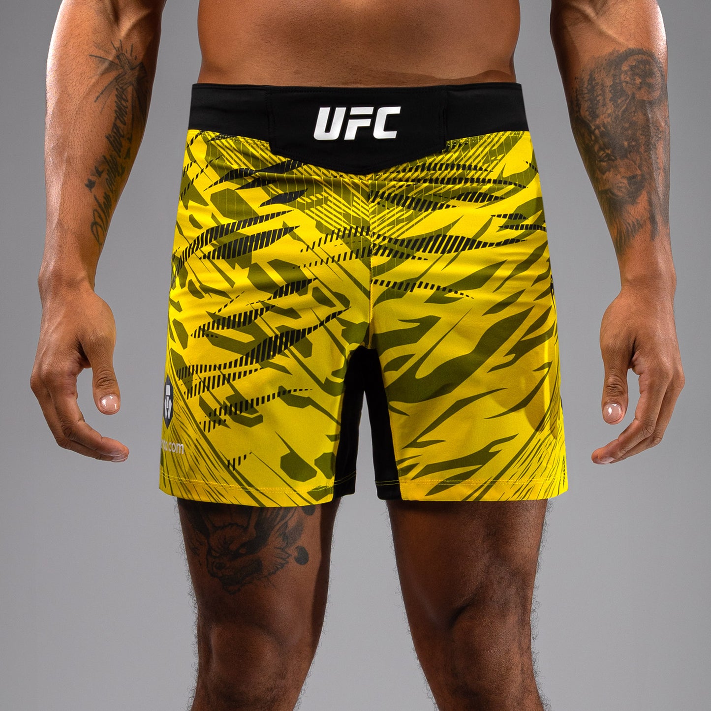 UFC Fusion by Venum Authentic Fight Night Shorts de Lucha para Hombre - Ajuste Corto - Amarillo