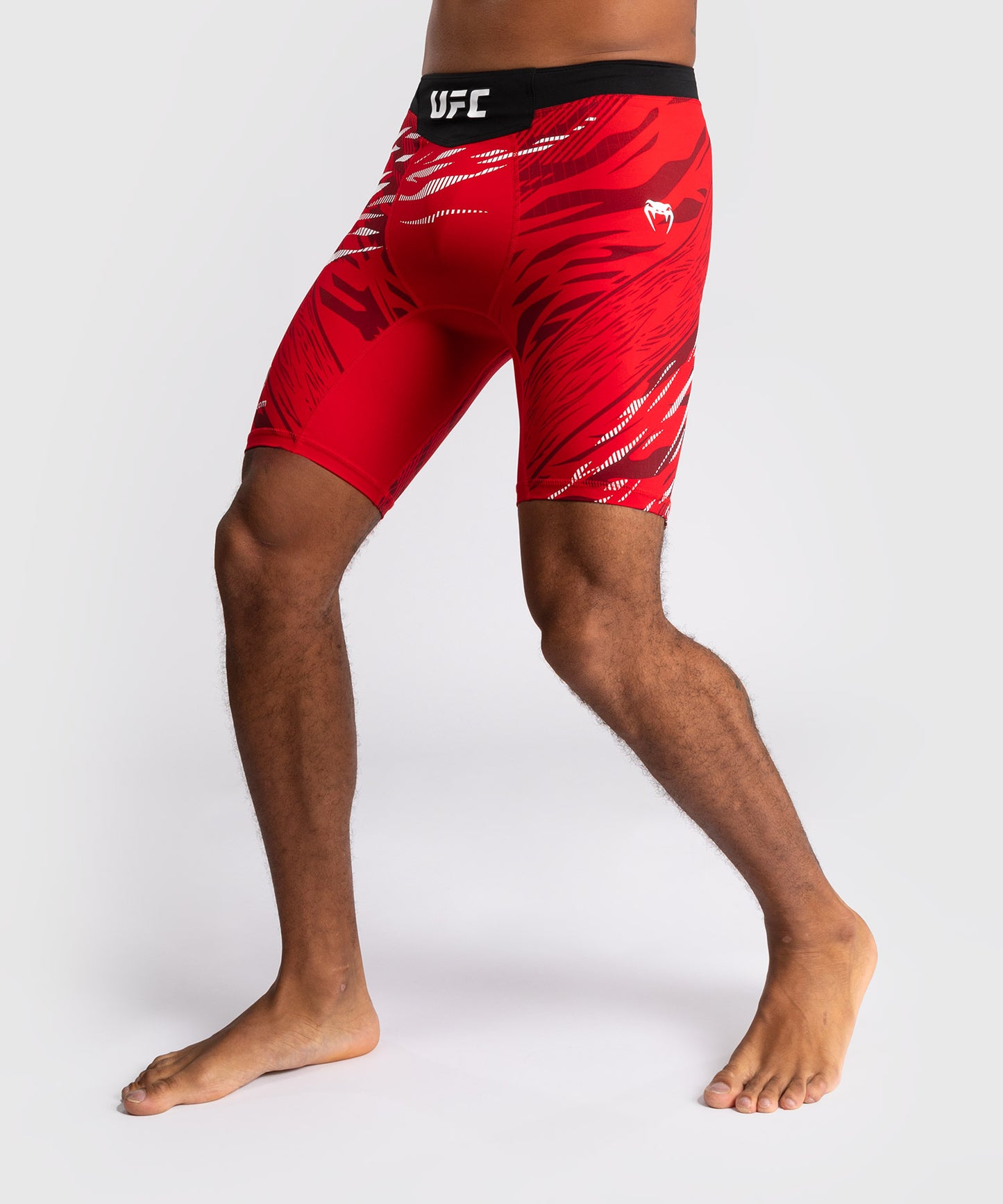 UFC Fusion by Venum Authentic Fight Night Vale Tudo Shorts para Hombre - Rojo