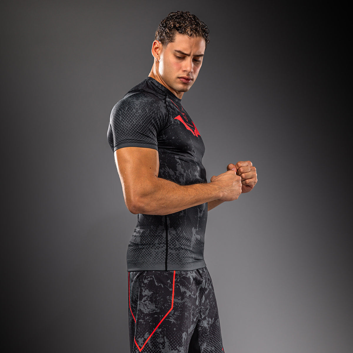 Venum x Batman Rashguard de manga corta - Negro/Gris/Rojo