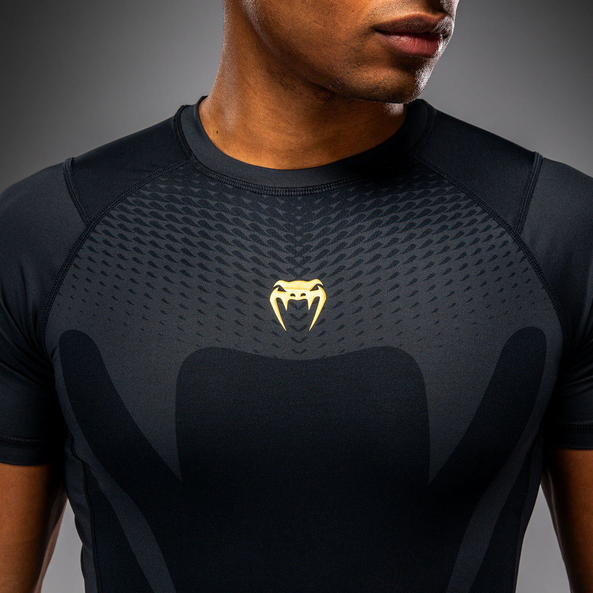 Venum Attack Rashguard de manga corta - Negro/Dorado