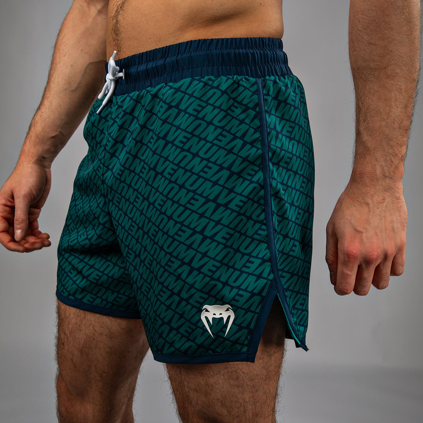 Venum Echo Board Shorts - Azul Profundo/Verde Esmeralda