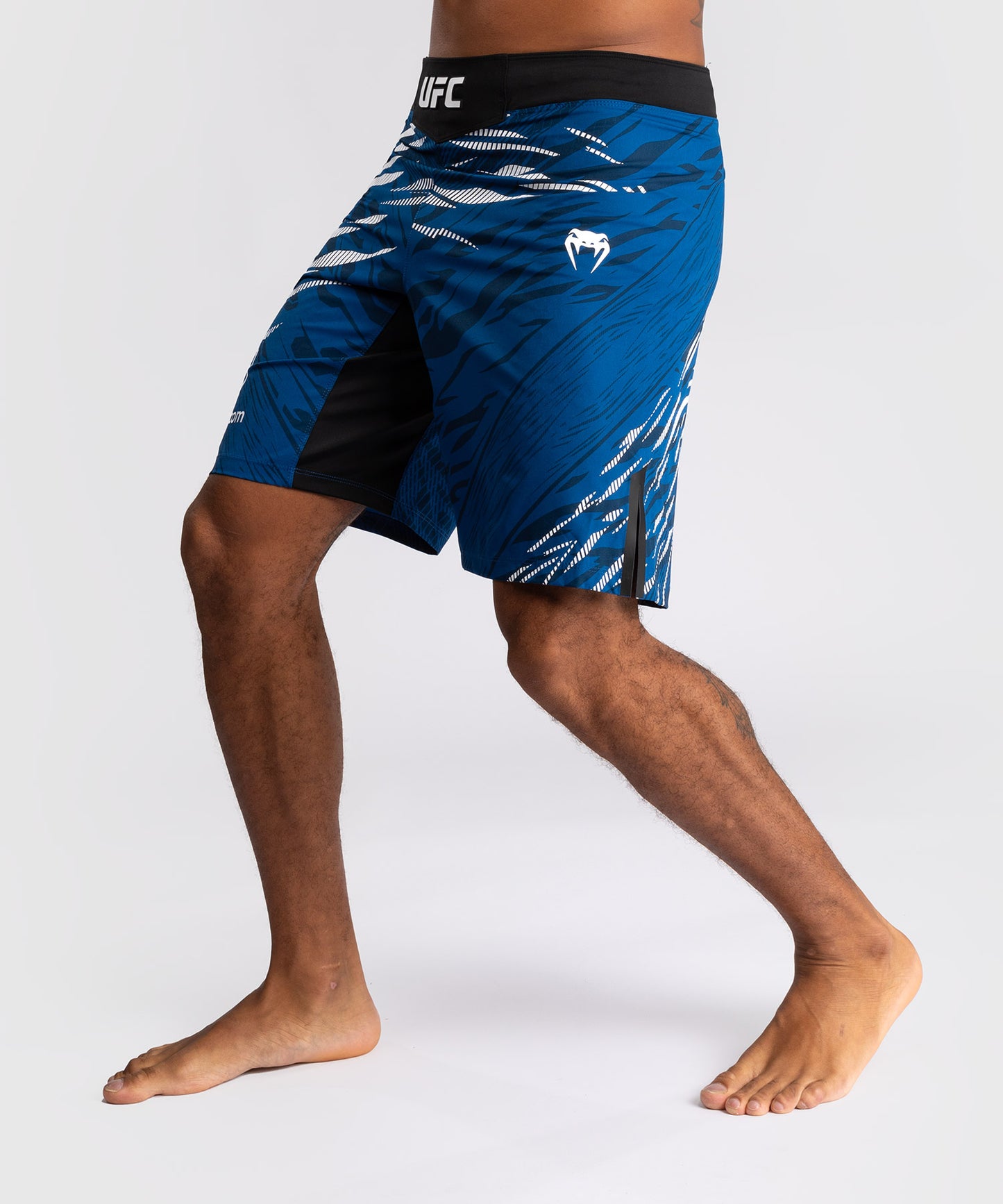 UFC Fusion by Venum Authentic Fight Night Shorts de Lucha para Hombre - Ajuste Largo - Azul