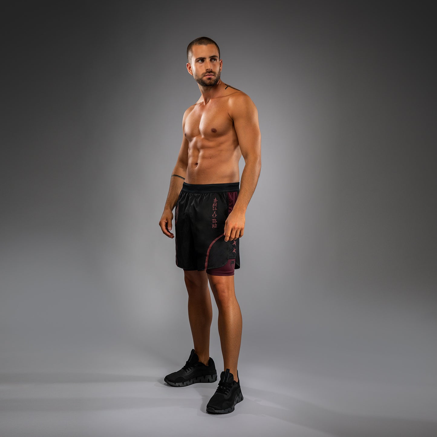 Venum x Assassin’s Creed Shadows Pantalones Cortos de Entrenamiento para Hombre - Burdeos/Negro