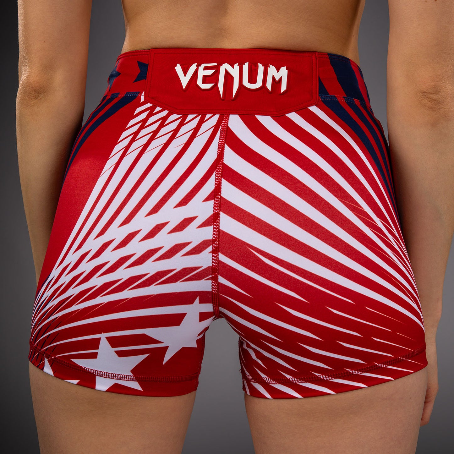 Official UFC Freedom 250 by Venum Authentic Vale Tudo Shorts de ajuste corto para mujer - Rojo