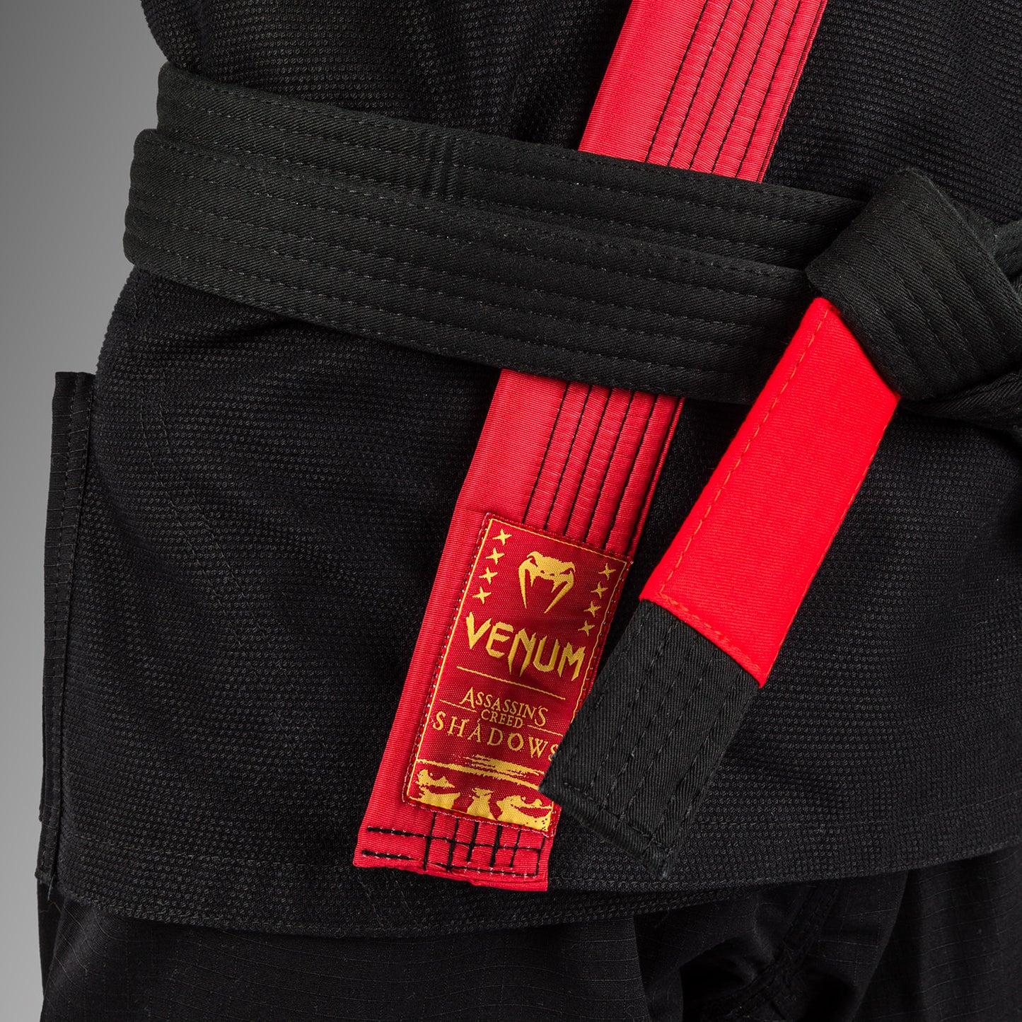 Venum x Assassin’s Creed Shadows BJJ Gi - Borgoña/Negro