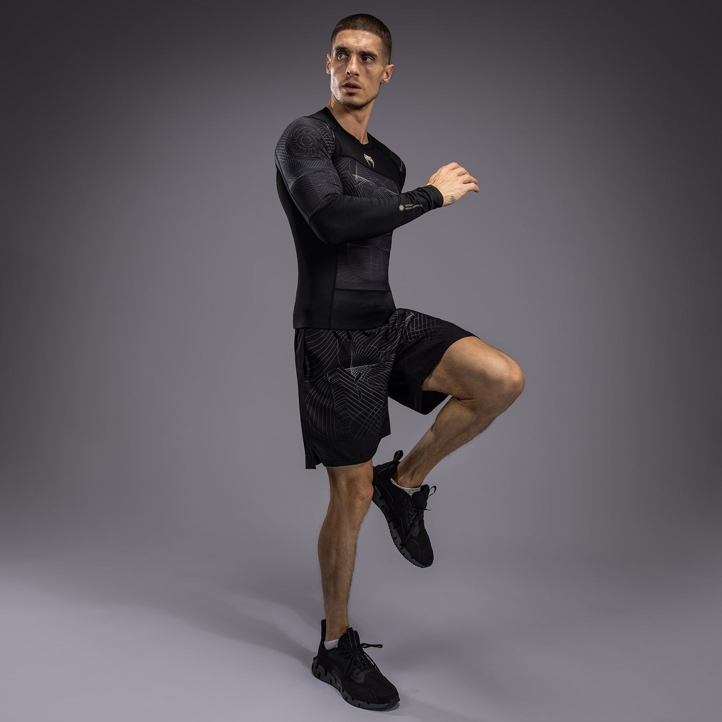 Venum G-Fit Air Rashguard de Manga Larga para Hombre - Negro Profundo/Arena del desierto