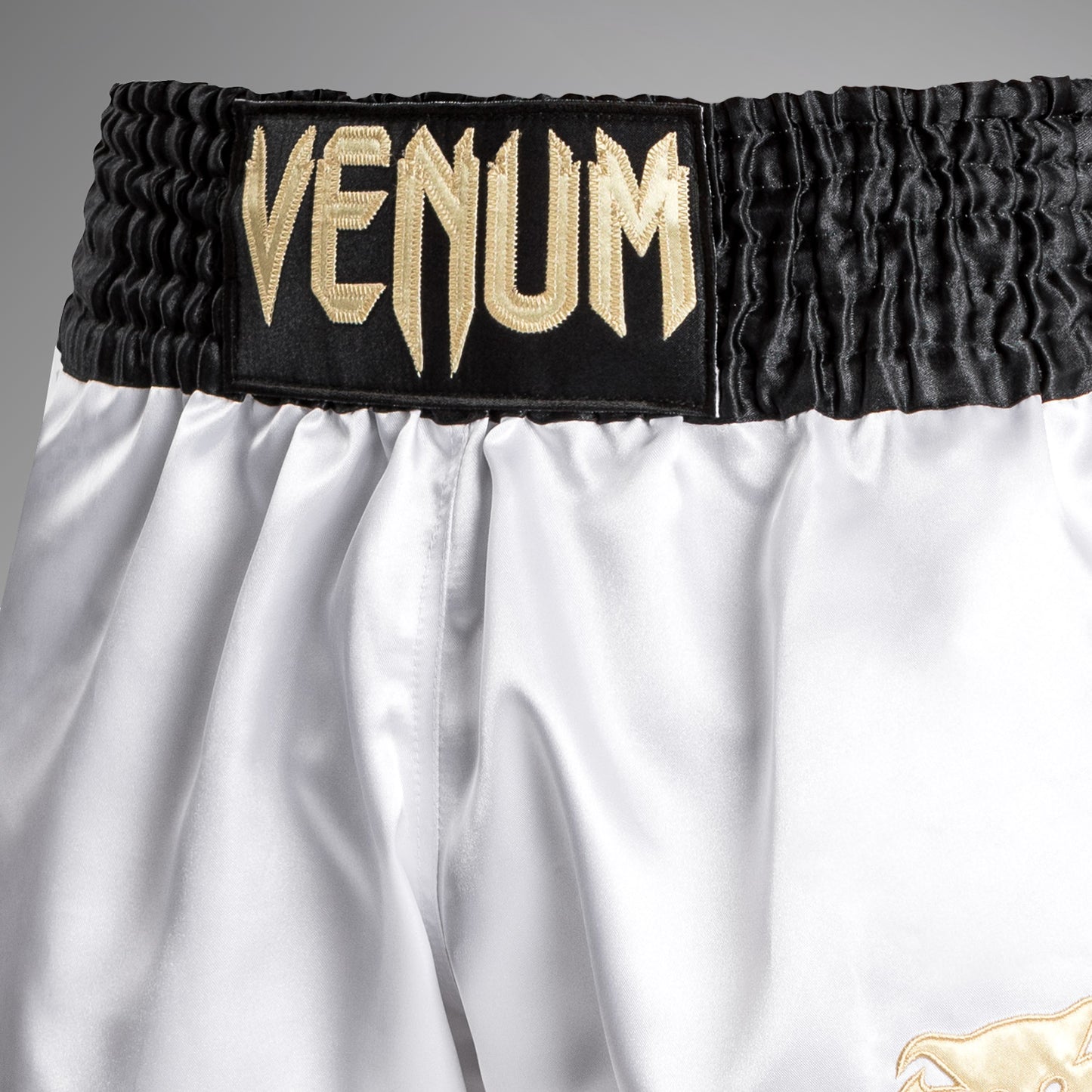Venum Classic Muay Thai Shorts - Negro/Blanco/Oro