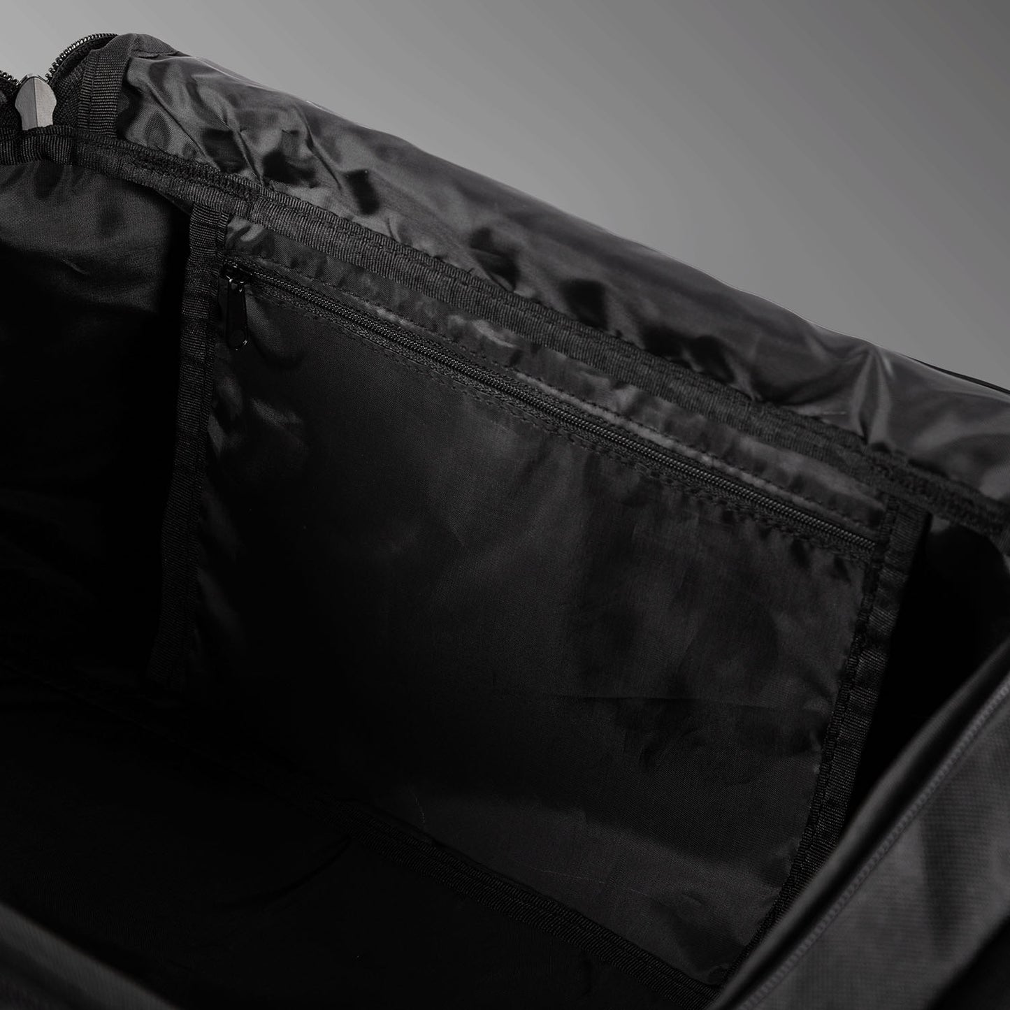 Venum Essential Bolsa de Deporte (37L) – Negro