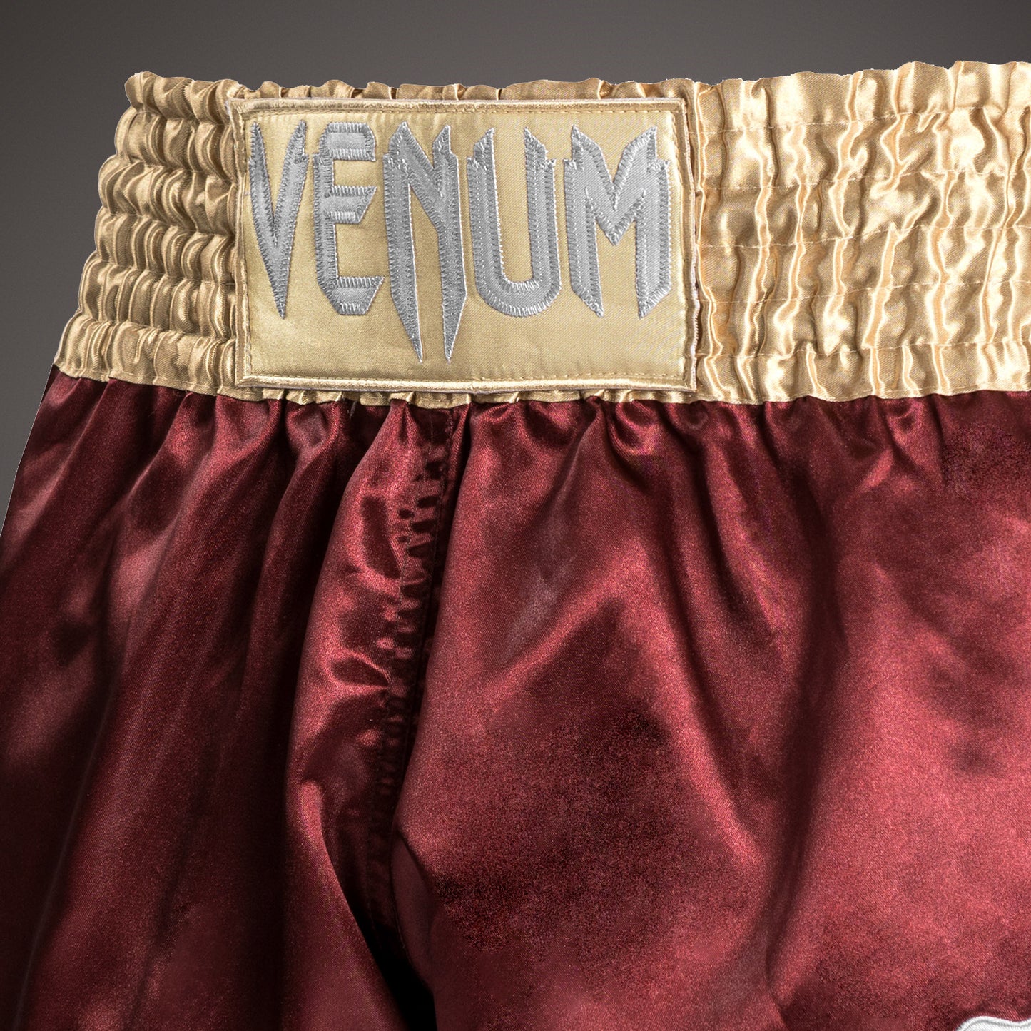 Venum Classic Pantalón corto de muay thai - Borgoña/Dorado/Blanco