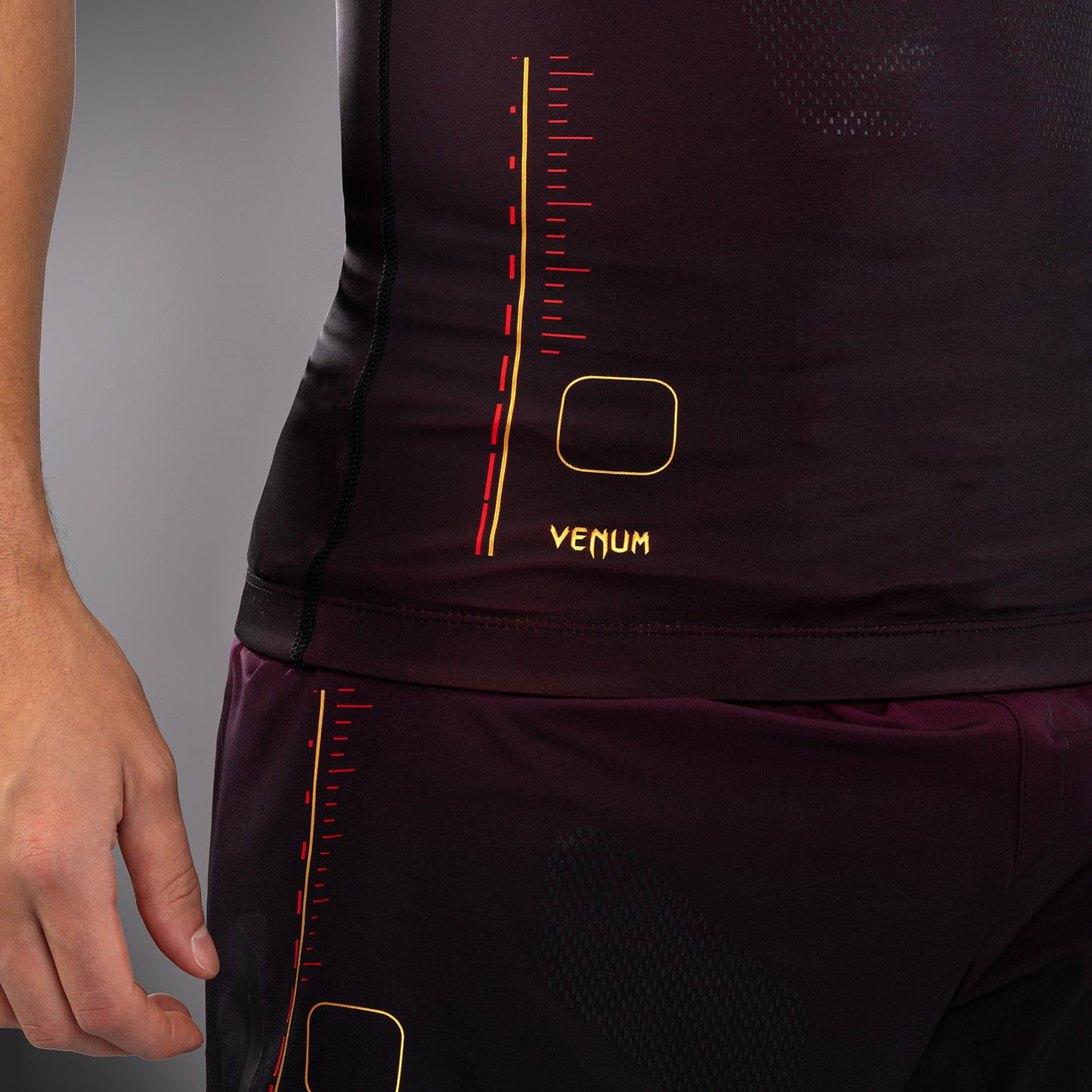 Venum Tactical XT Lycra sin mangas para hombre - Negra/Burdeos/Oro