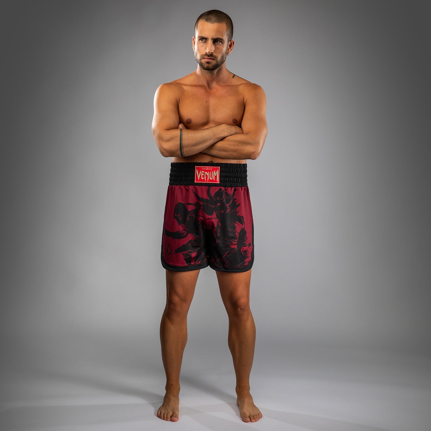 Venum x Assassin’s Creed Shadows Pantalones de Boxeo para Hombre - Burdeos/Negro