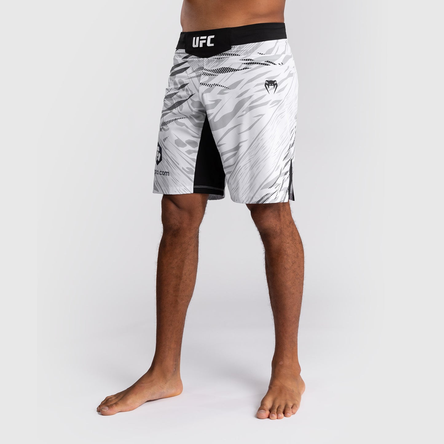 UFC Fusion by Venum Personalizados Authentic Fight Night Shorts de Lucha para Hombre - Ajuste Largo - Blanco