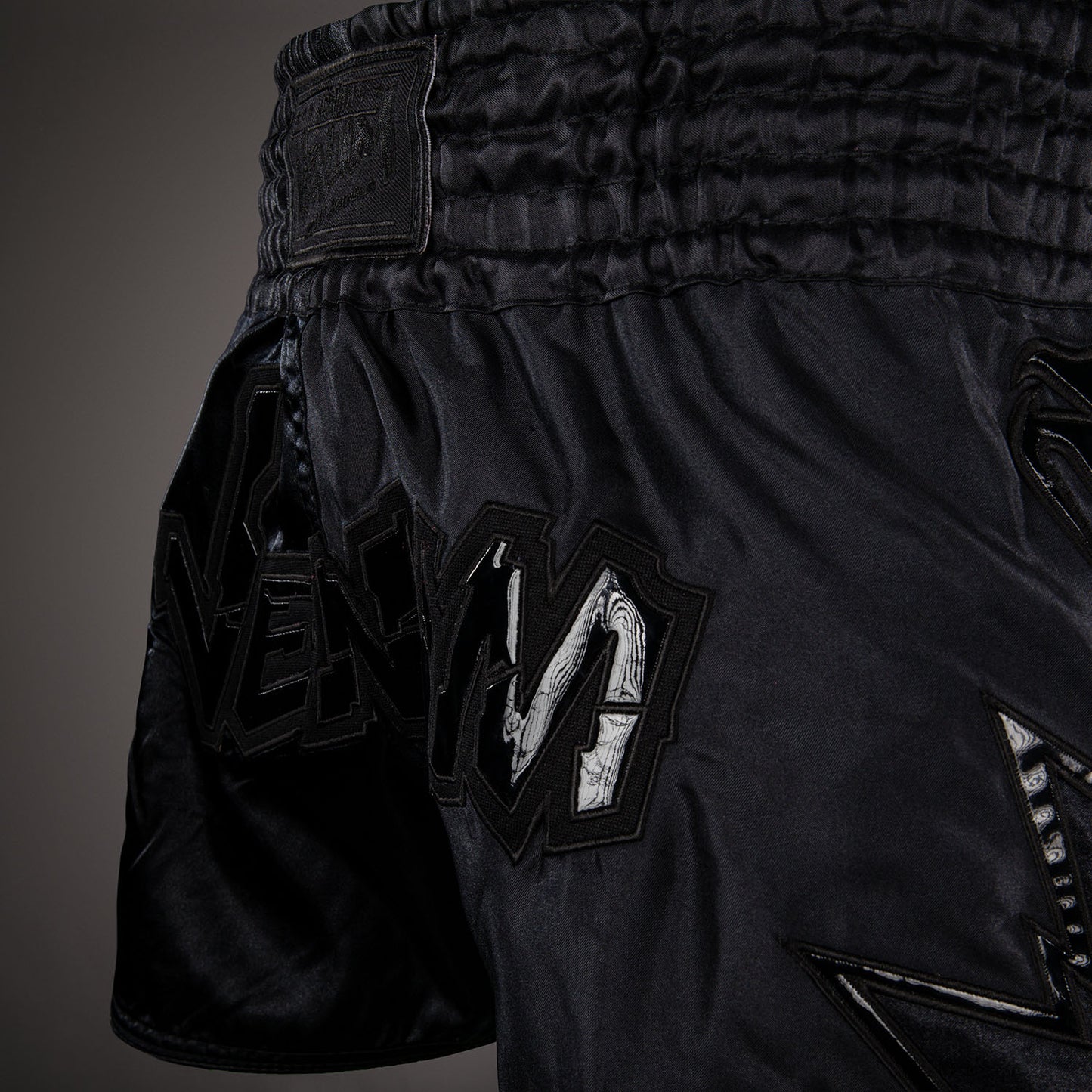 Venum Inferno 2.0 Pantalones Cortos de Muay Thai - Negro/Gris