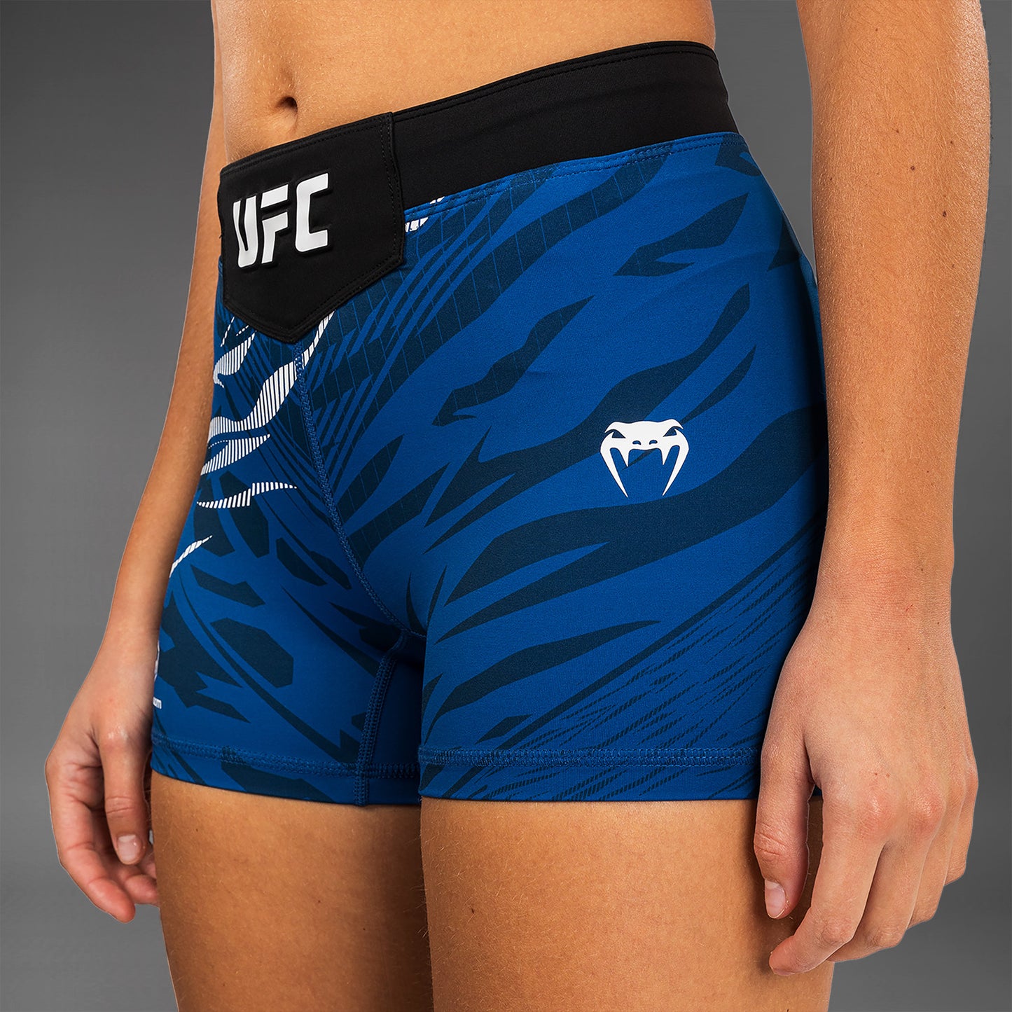 UFC Fusion by Venum Authentic Fight Night Vale Tudo Shorts para Mujer - Ajuste Corto - Azul