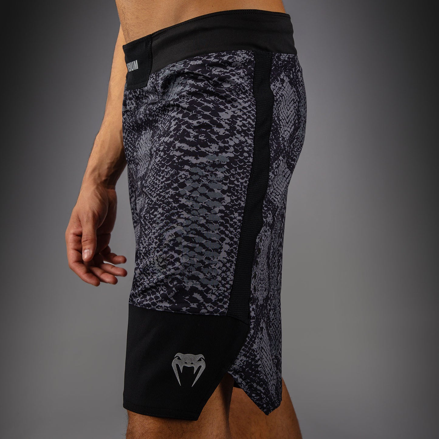 Venum G-Fit Scales Short de Combate – Negro/Gris Carbón