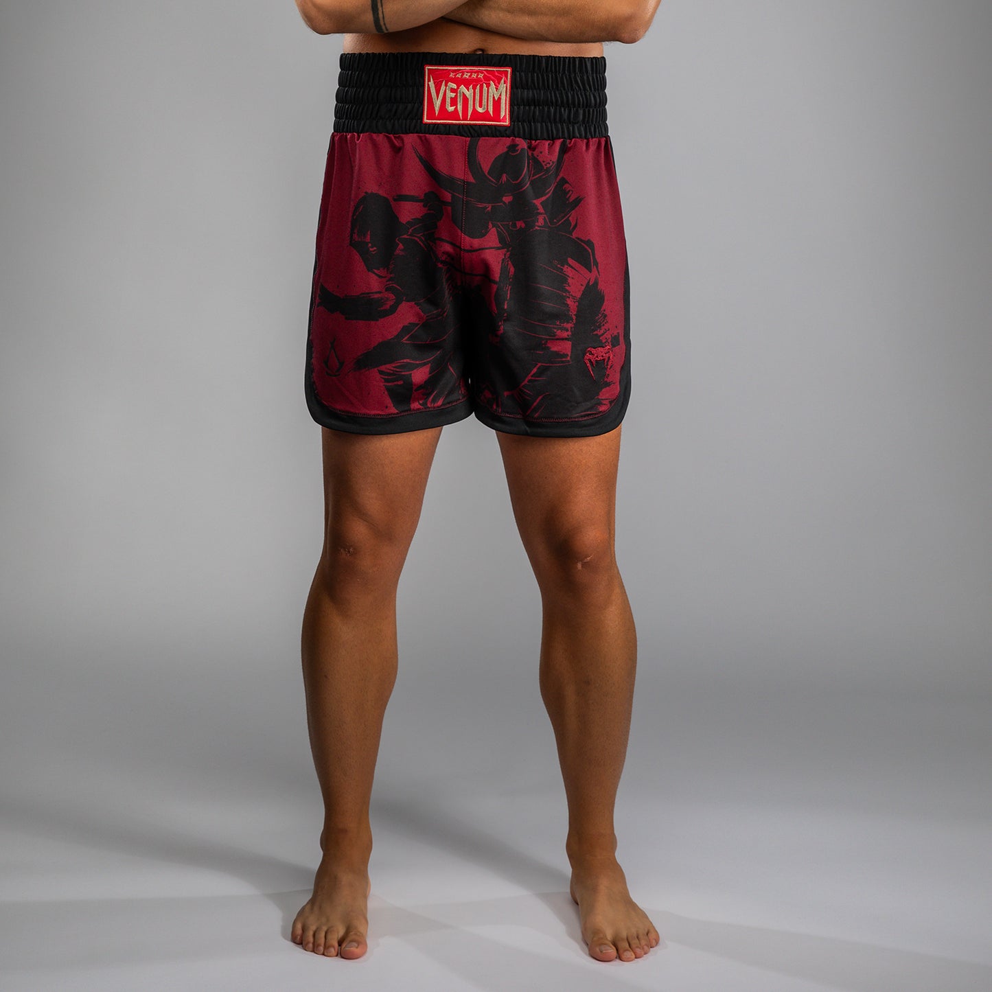 Venum x Assassin’s Creed Shadows Pantalones de Boxeo para Hombre - Burdeos/Negro