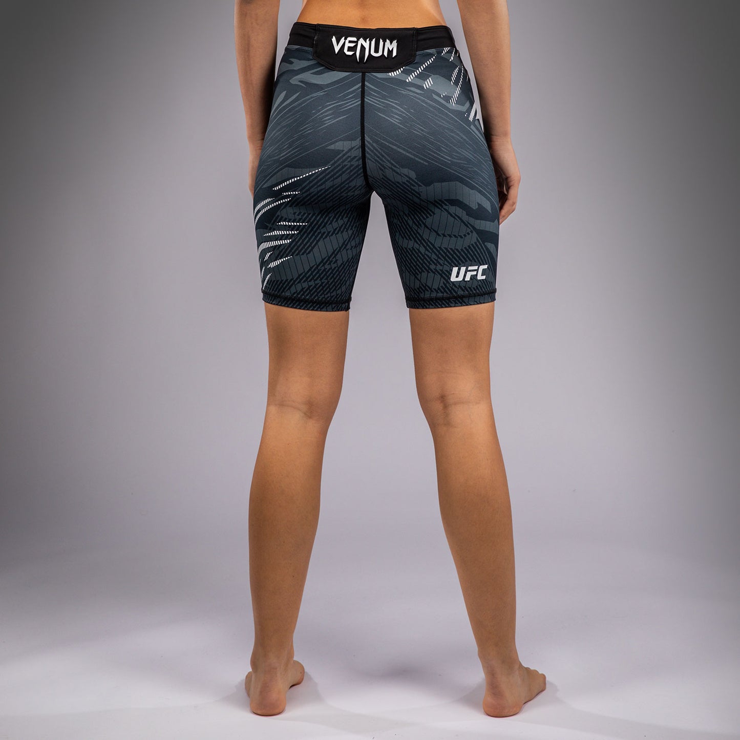 UFC Fusion by Venum Authentic Fight Night Vale Tudo Shorts para Mujer - Ajuste Largo - Negro