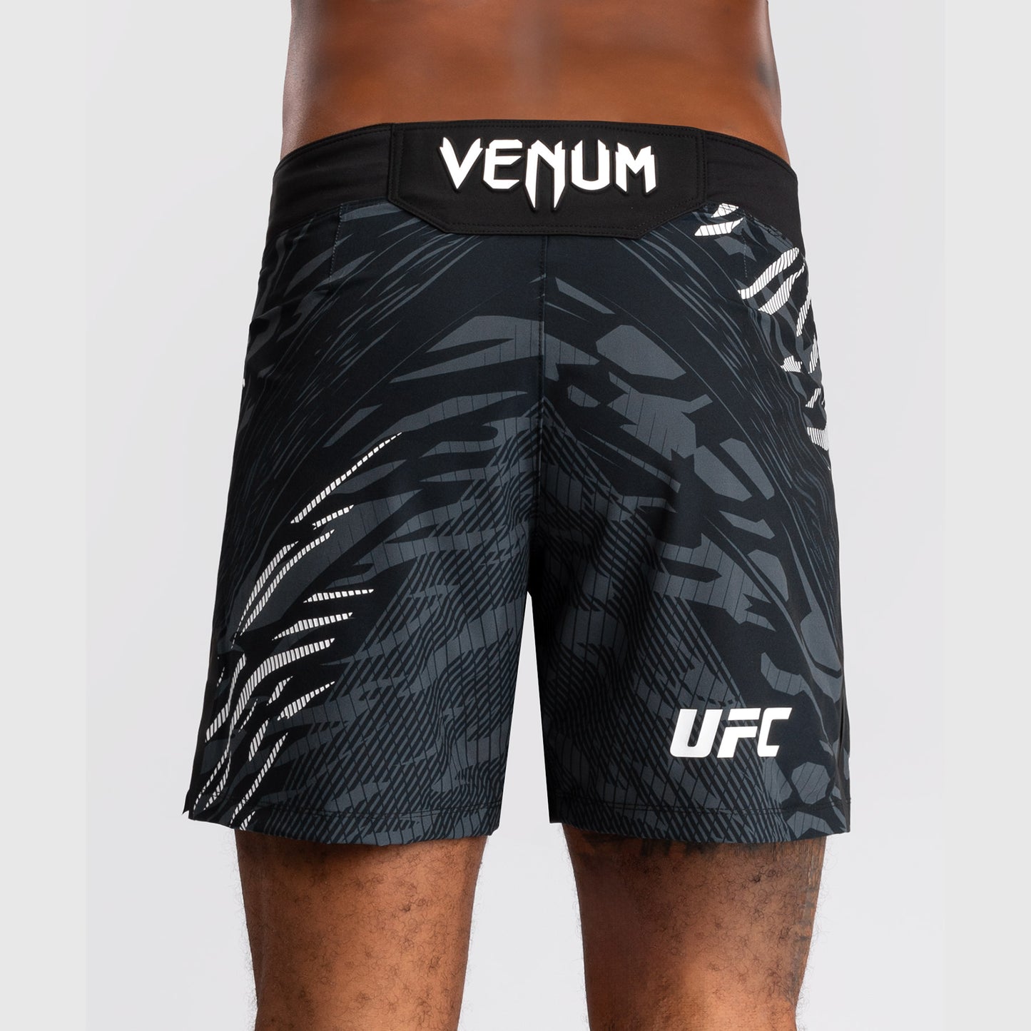 UFC Fusion by Venum Personalizados Authentic Fight Night Shorts de Lucha para Hombre - Ajuste Corto - Negro