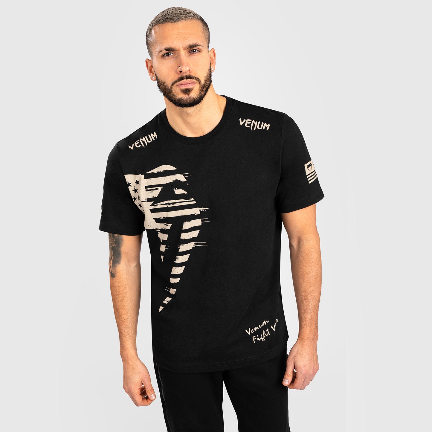 CAMISETA VENUM GIANT USA - REGULAR FIT - NEGRA