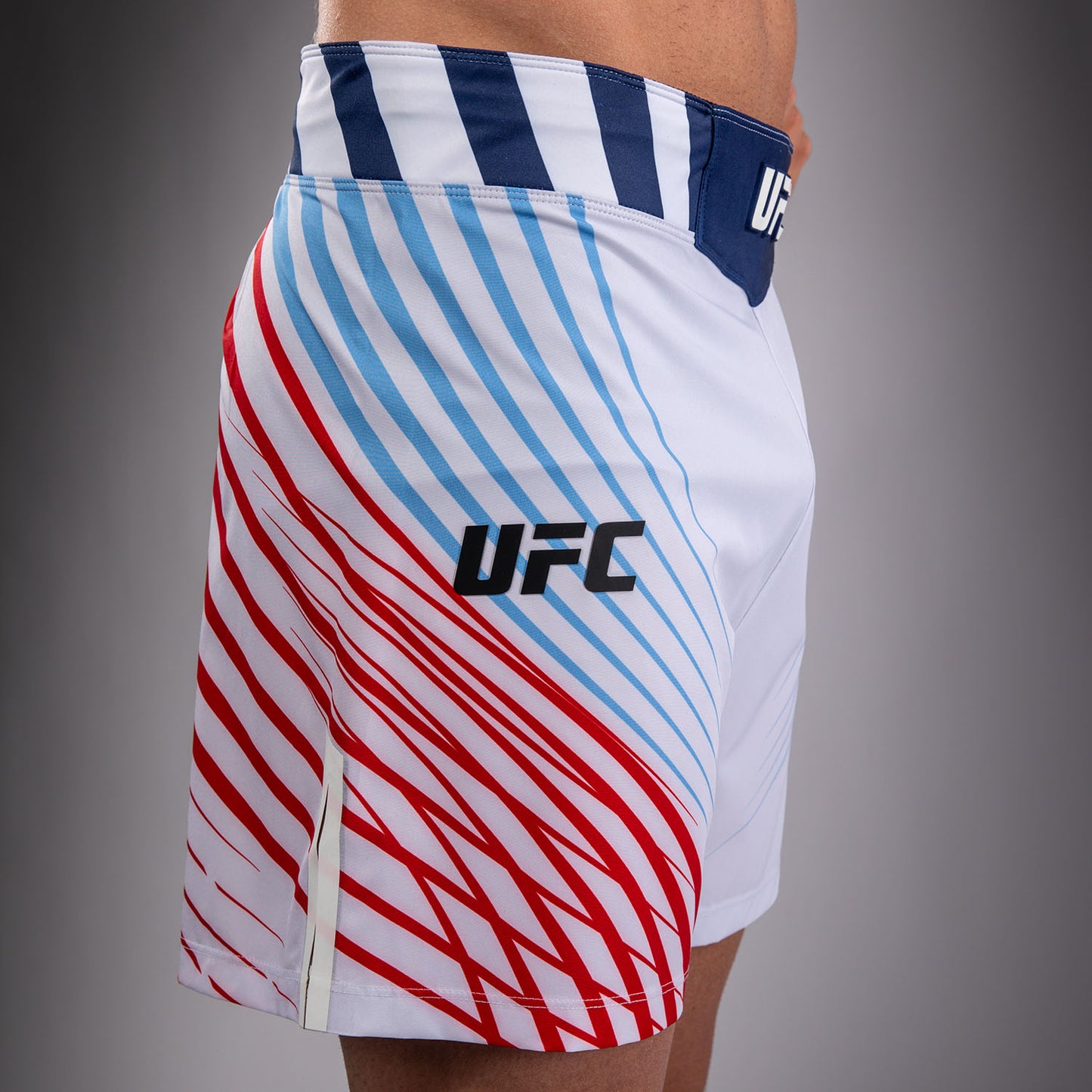 Official UFC Freedom 250 by Venum Authentic Fight Night Fight Shorts de ajuste corto para hombre - Blanco