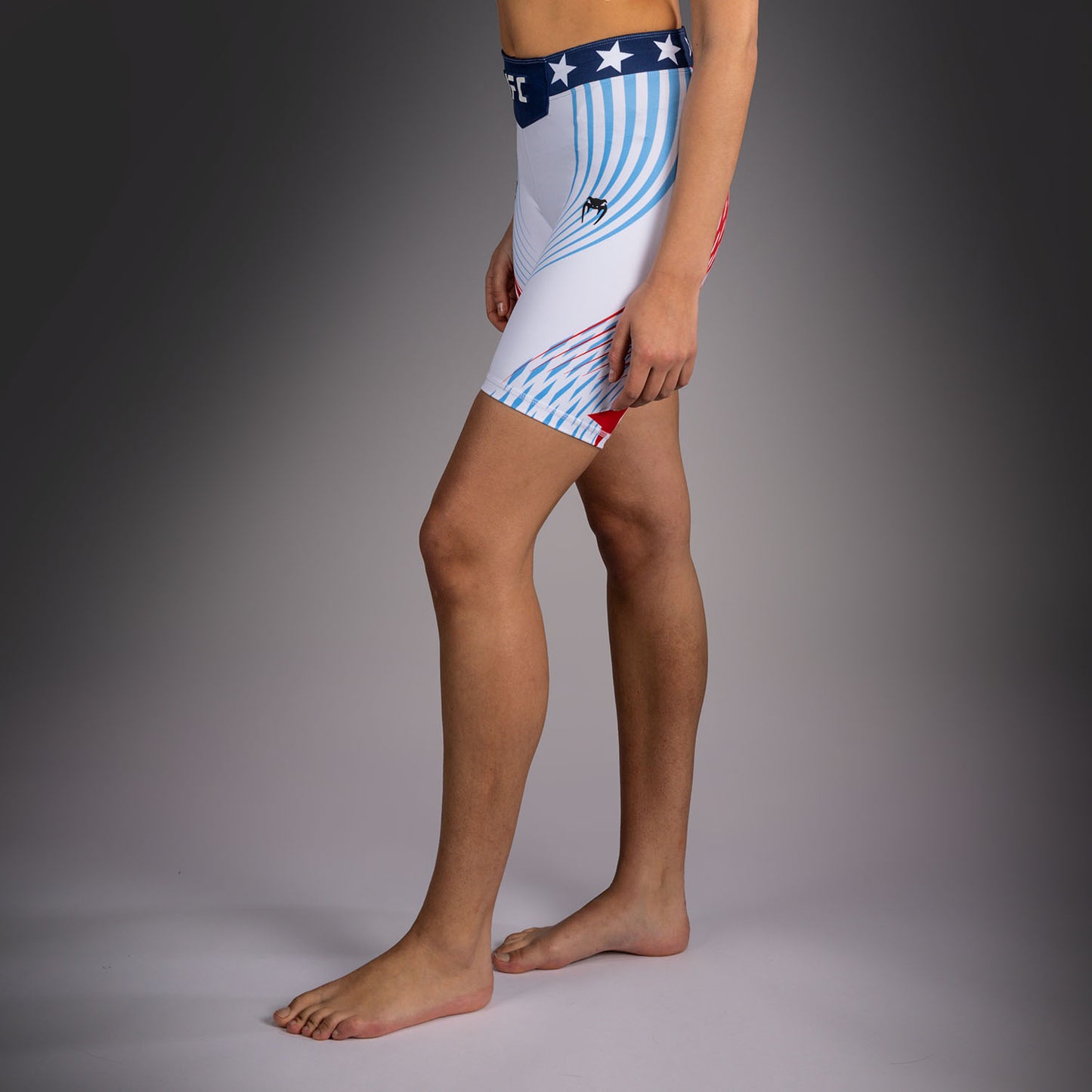Official UFC Freedom 250 by Venum Authentic Vale Tudo Shorts de ajuste largo para mujer - Blanco