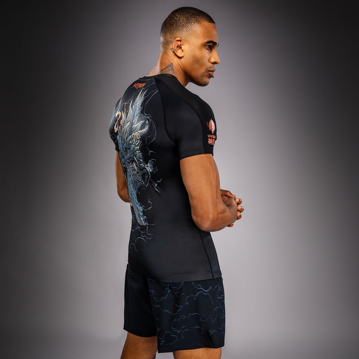 Venum Thunder Dragon Rashguard Manga Corta – Negro/Gris/Cobre
