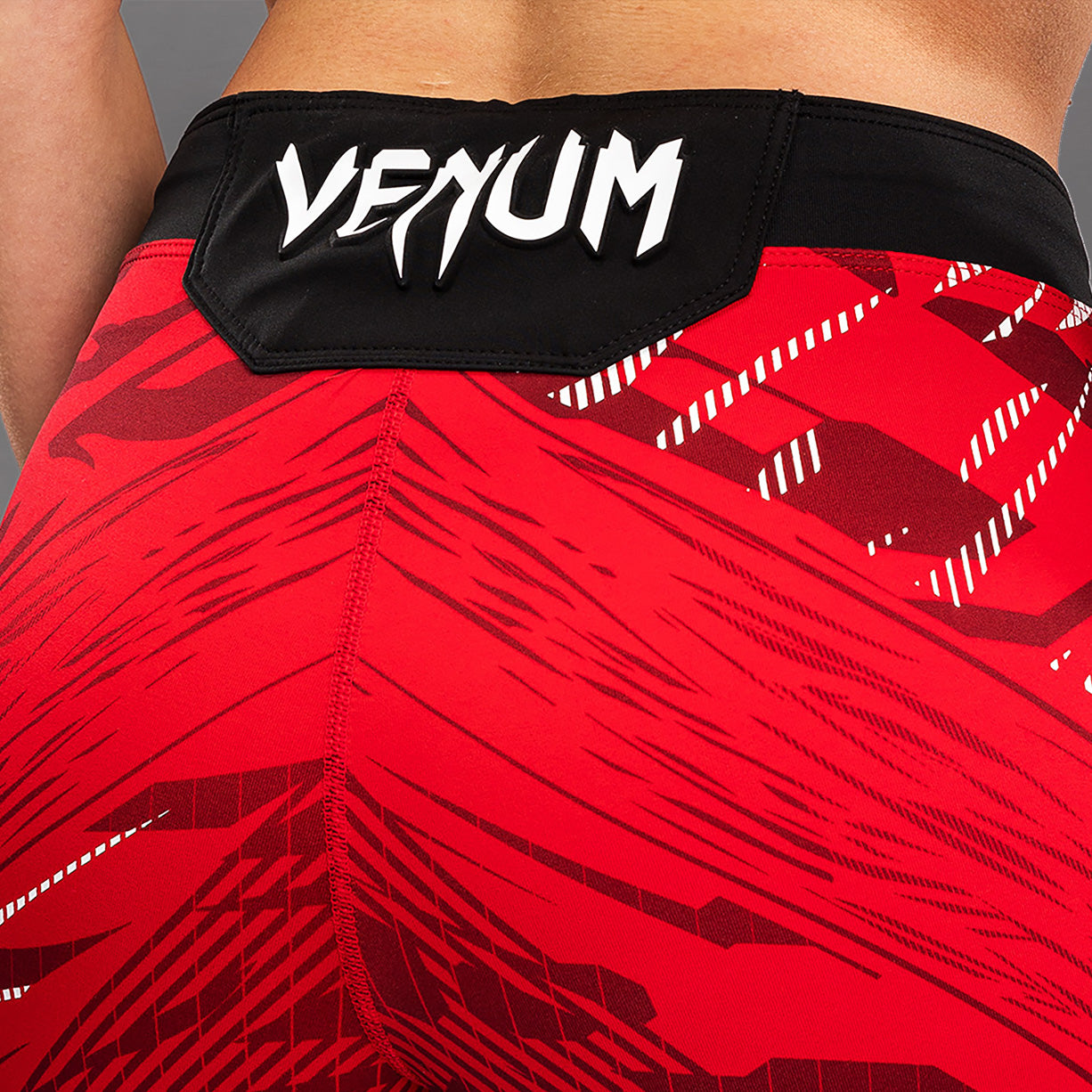 UFC Fusion by Venum Authentic Fight Night Vale Tudo Shorts para Mujer - Ajuste Corto - Rojo