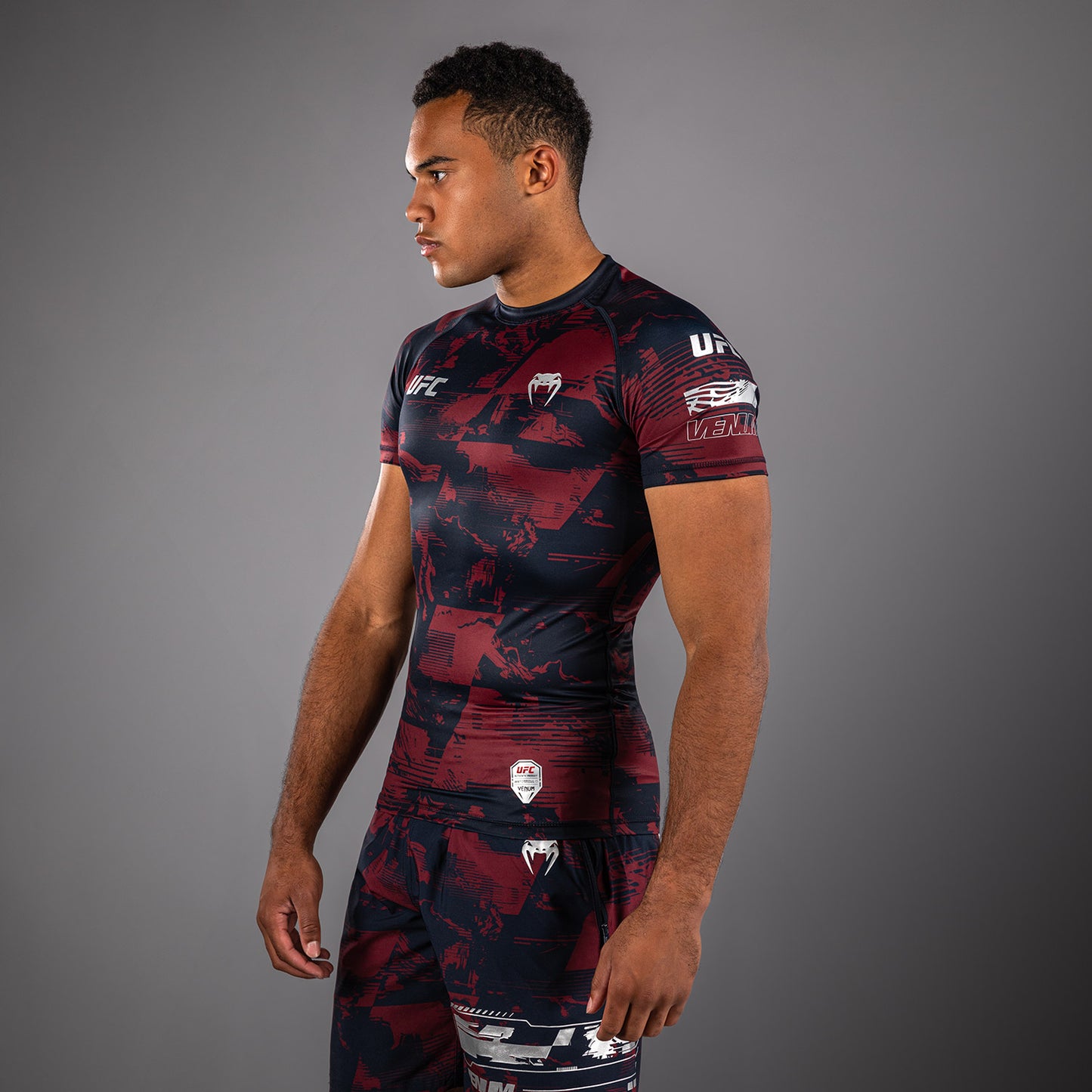 UFC Zenith by Venum Authentic Fight Week Rashguard de manga corta Performance Hombre - Azul marino/Burdeos/Plateado