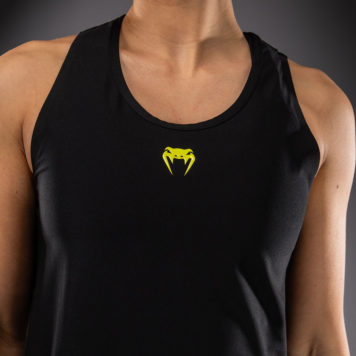 Venum Lazer Camiseta Dry Tech Para Mujer - Negro/Amarillo