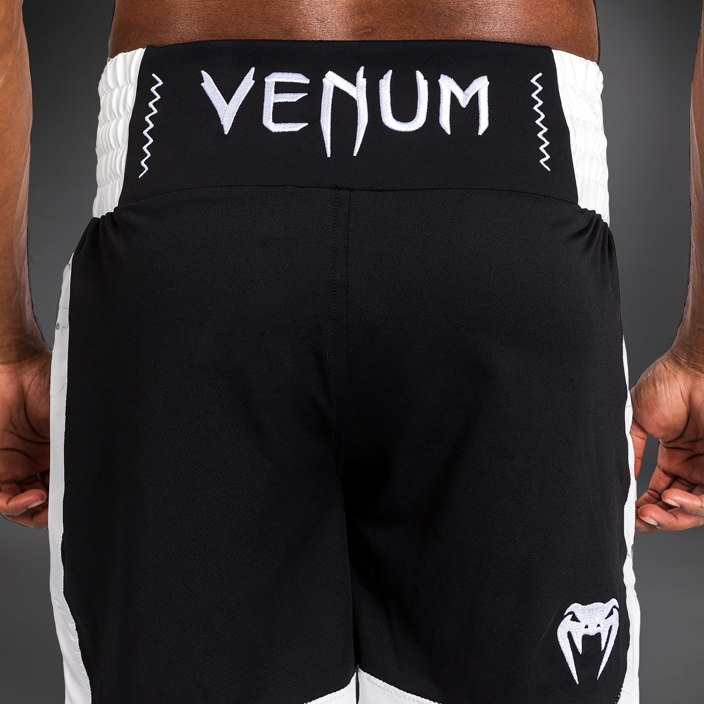 Venum Classic Boxing Shorts - Negro/Blanco