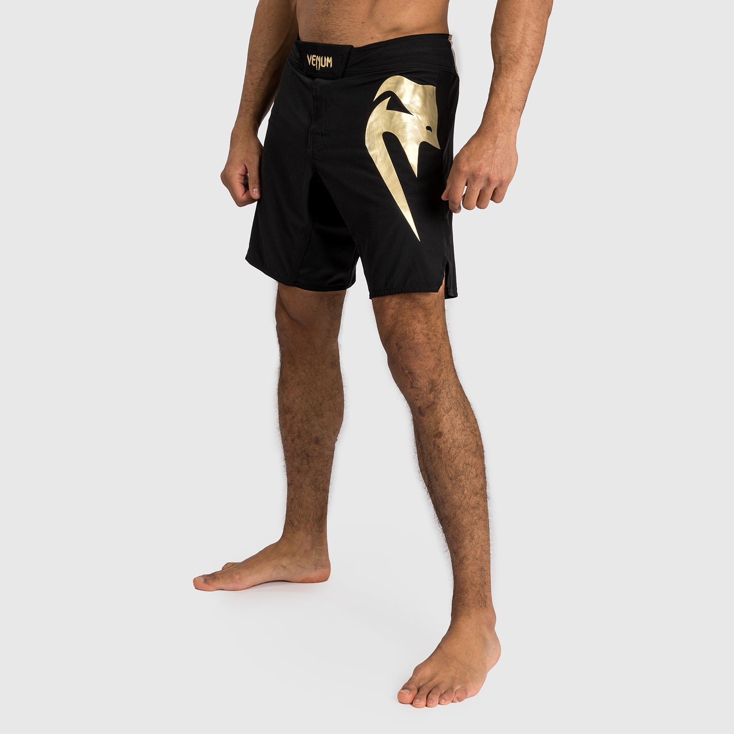 Venum Light 5.0 Fightshorts - Negro/Dorado