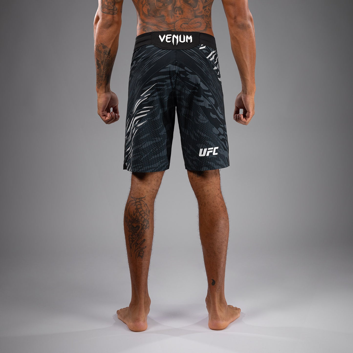 UFC Fusion by Venum Authentic Fight Night Shorts de Lucha para Hombre - Ajuste Largo - Negro