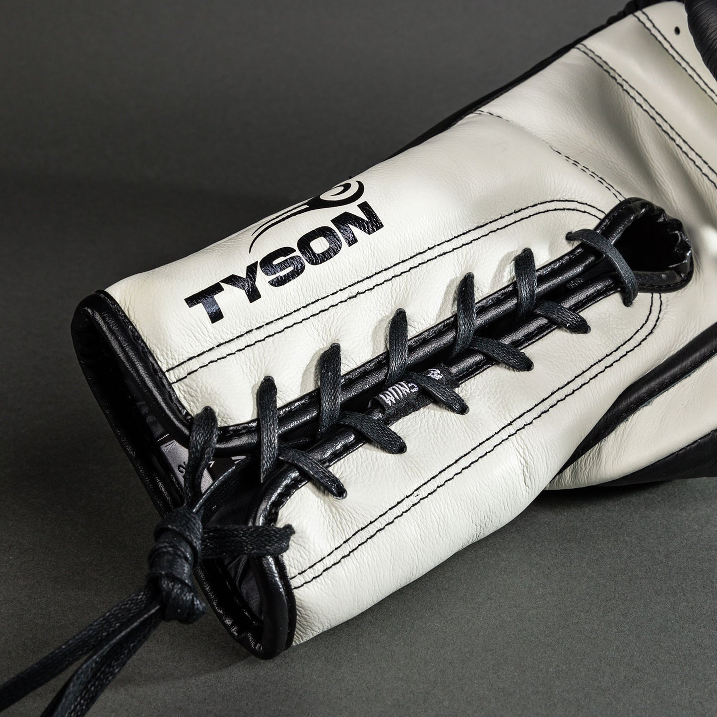 Venum Giant 2.0 Mike Tyson Pro Guantes de Boxeo con Cordones - Negro Profundo/Blanco Óptico