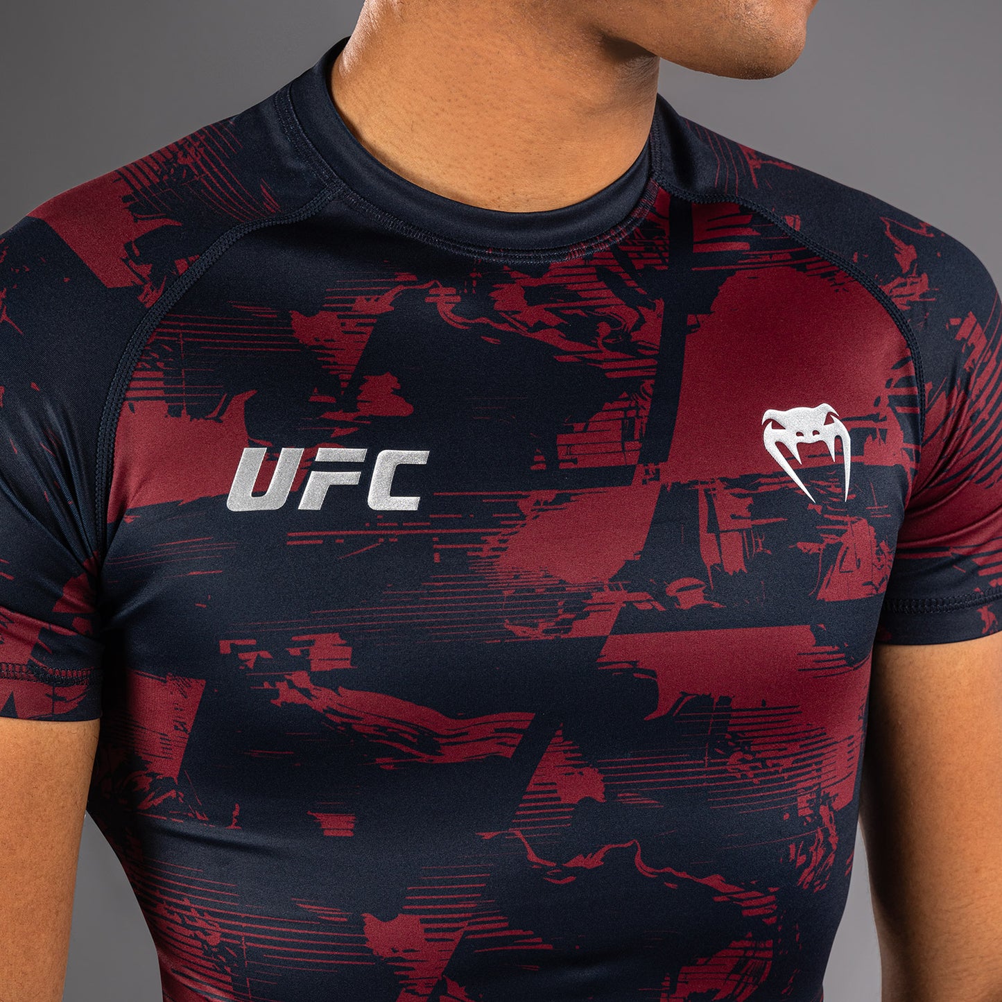 UFC Zenith by Venum Authentic Fight Week Rashguard de manga corta Performance Hombre - Azul marino/Burdeos/Plateado