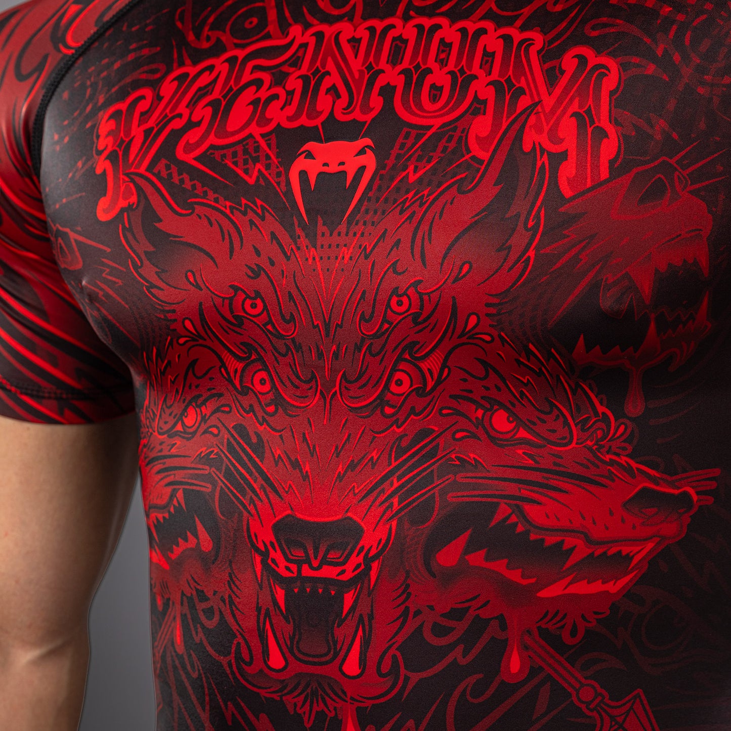 Venum Wolf Atak Rashguard Manga Corta – Negro/Rojo