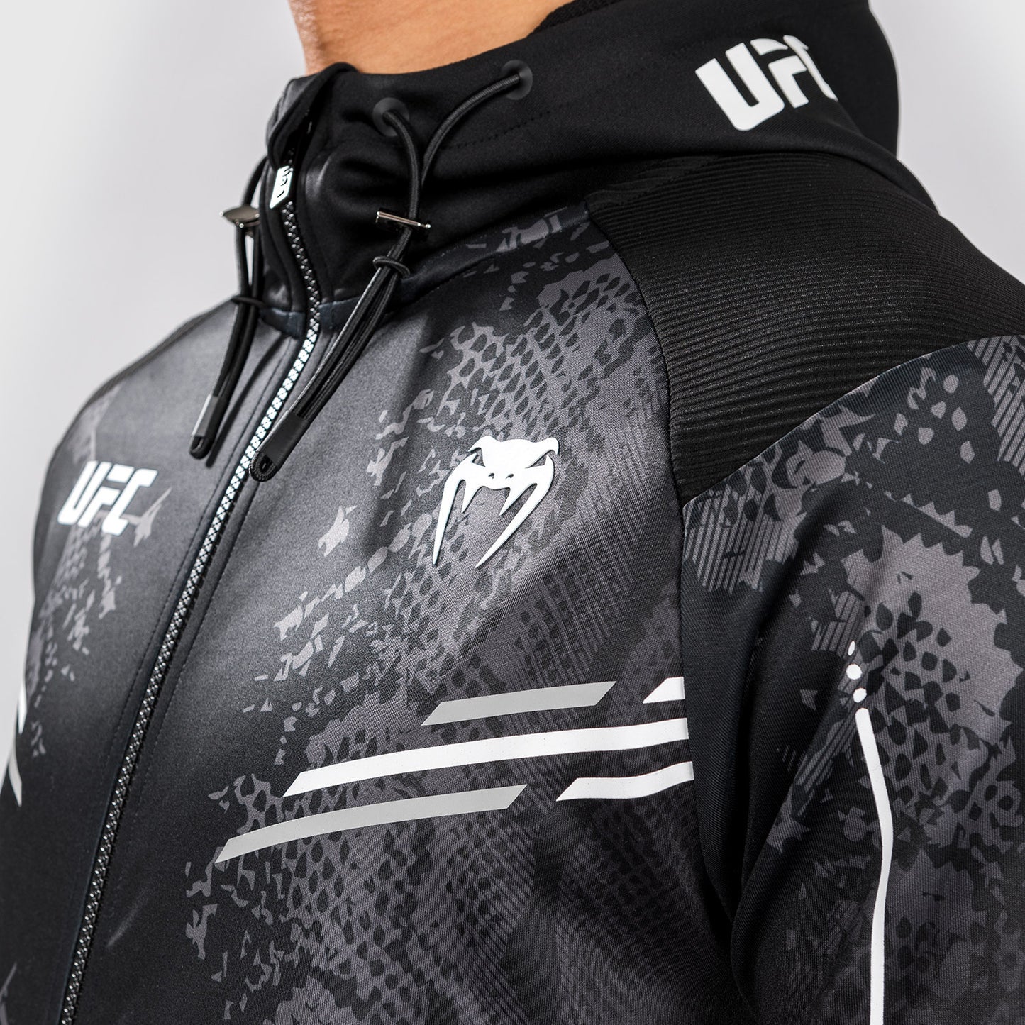 UFC Adrenaline by Venum Authentic Fight Night Sudadera con capucha Walkout para Hombre - Negra