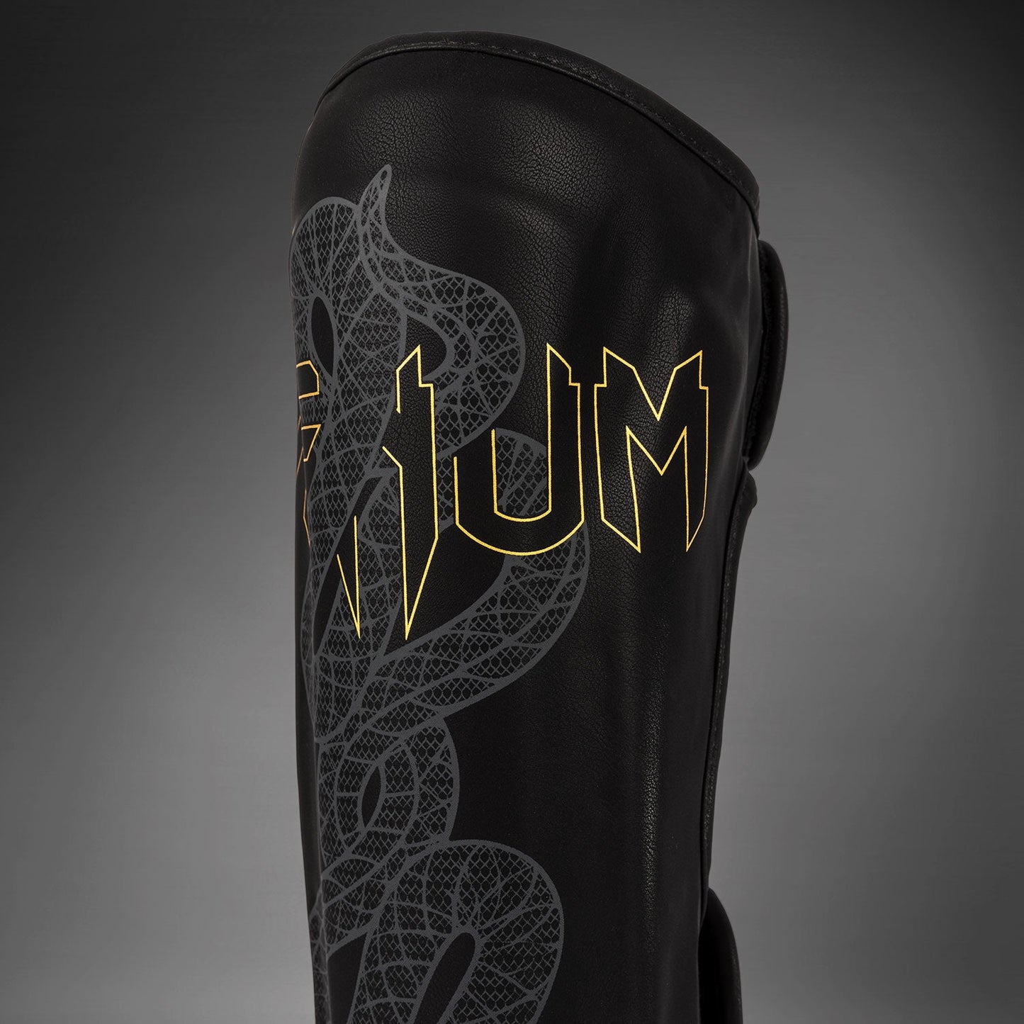 Venum Serpenti Espinilleras – Negro/Plata/Dorado