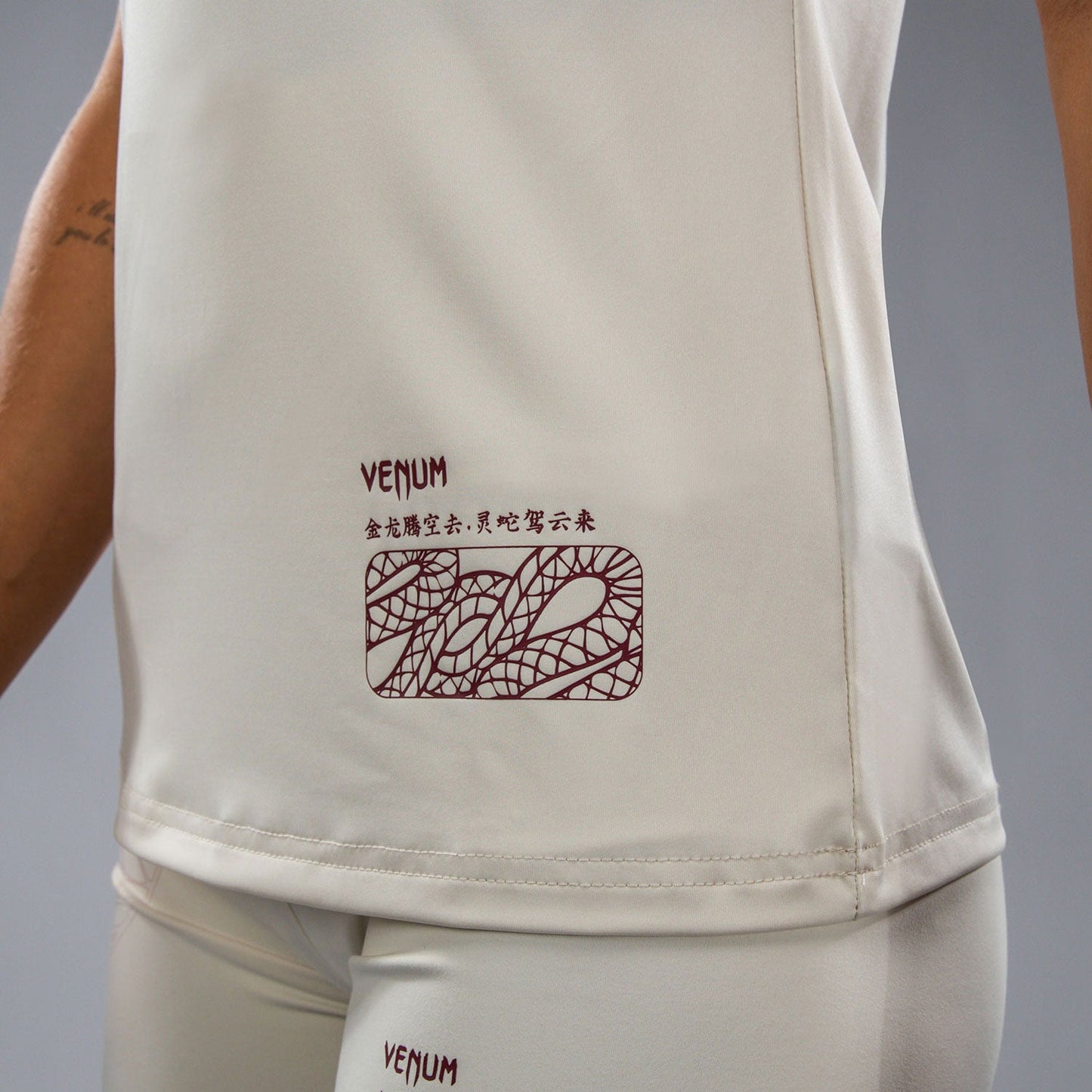 Venum Serpenti Camiseta Dry-Tech para Mujer – Marfil/Burdeos