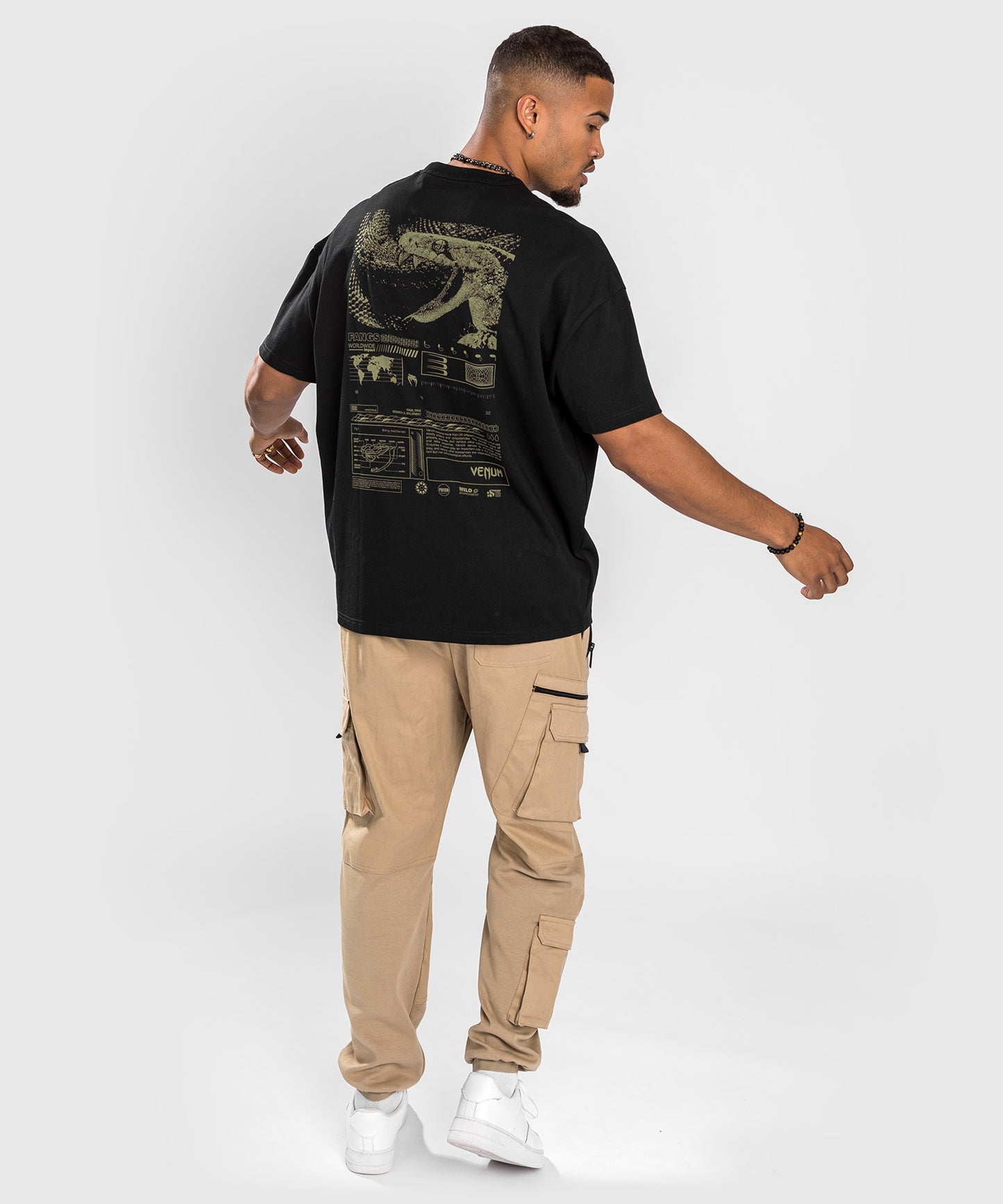 Camiseta Venum Fangs - Corte extragrande - Negro