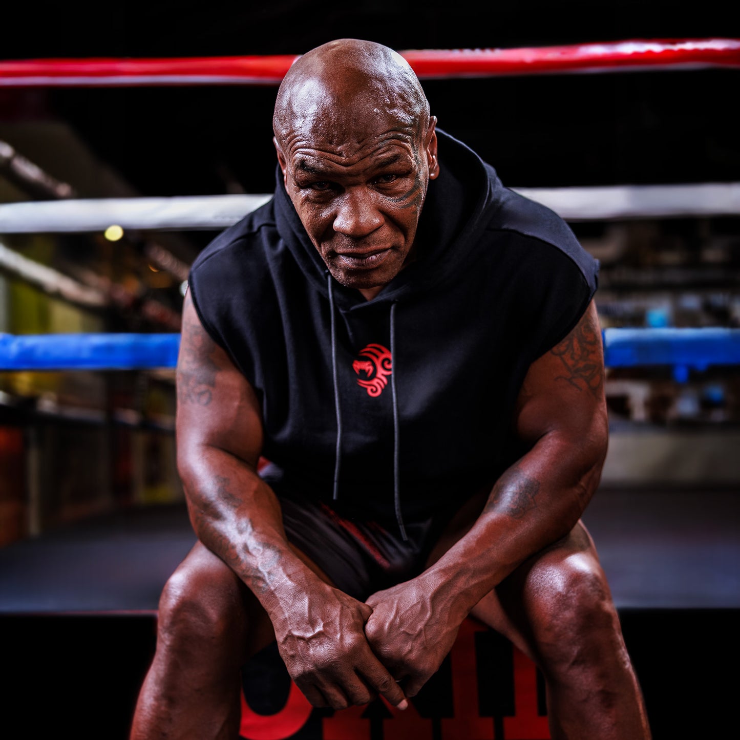 Venum x Mike Tyson Tiger Sudadera Sin Mangas - Negro Profundo/Rojo Intenso