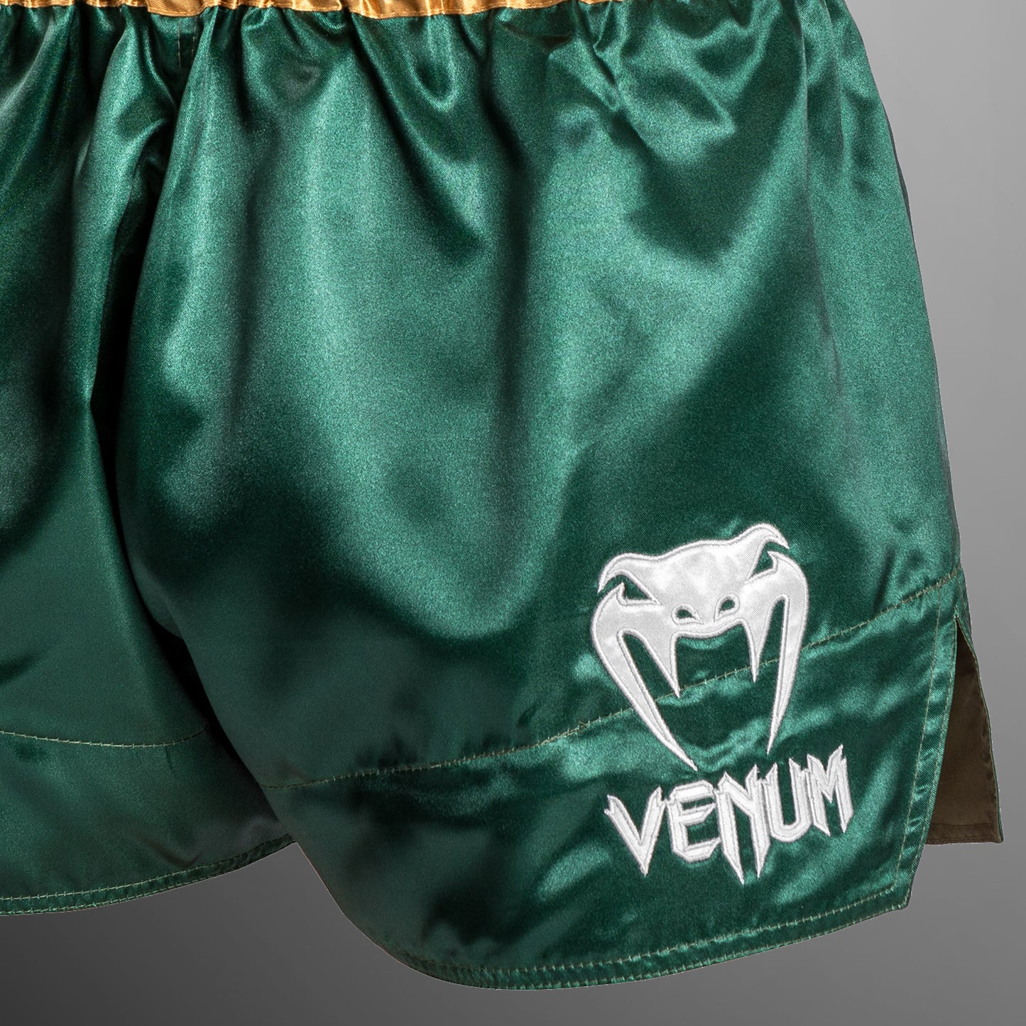 Venum Classic - Muay Thai Short - Verde/Dorado/Blanco