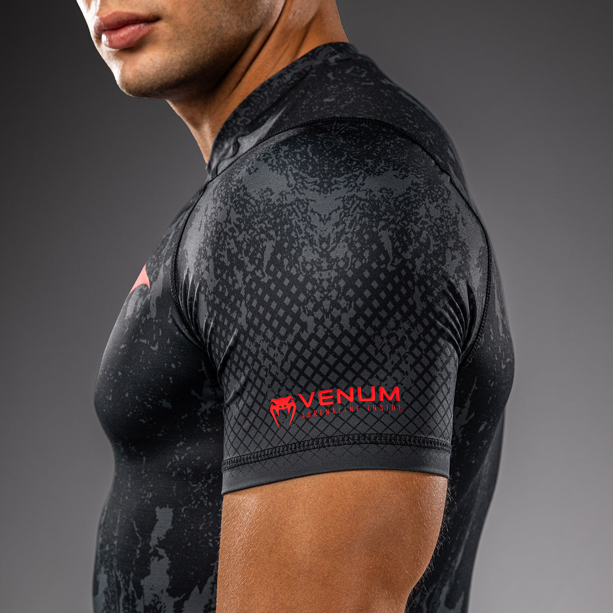 Venum x Batman Rashguard de manga corta - Negro/Gris/Rojo